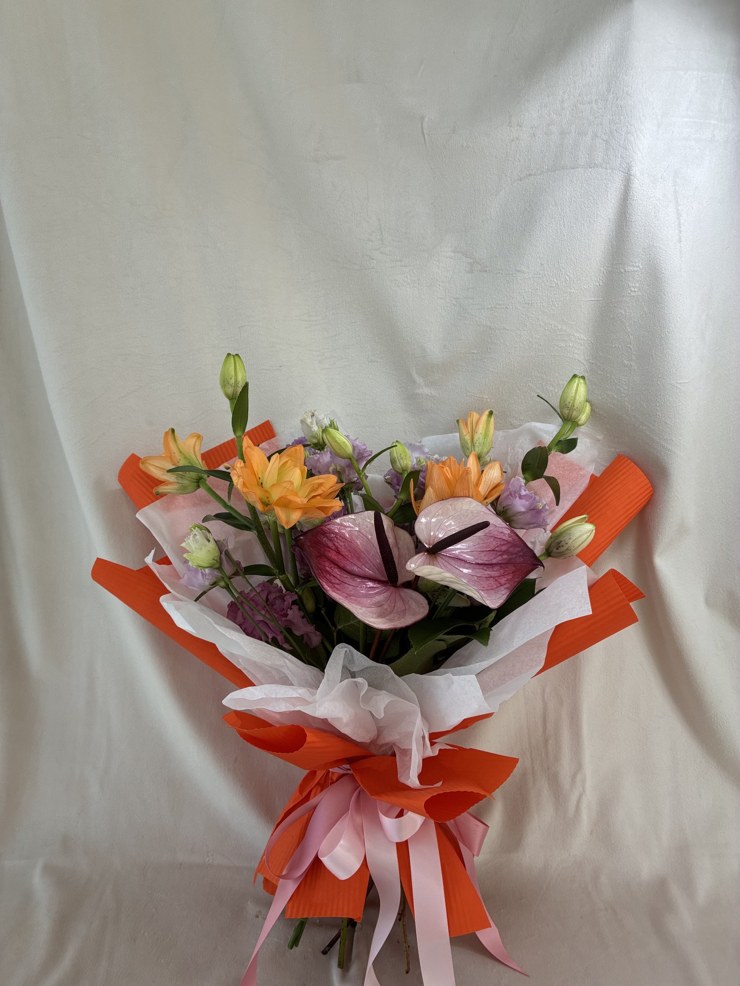 Coral Whisper – Buchet Elegant cu Anthurium Roz, Crini Portocalii și Eustoma Delicată - Imagine 2