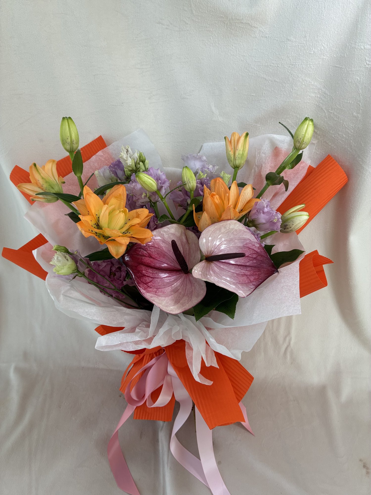 Coral Whisper – Buchet Elegant cu Anthurium Roz, Crini Portocalii și Eustoma Delicată - Imagine 3