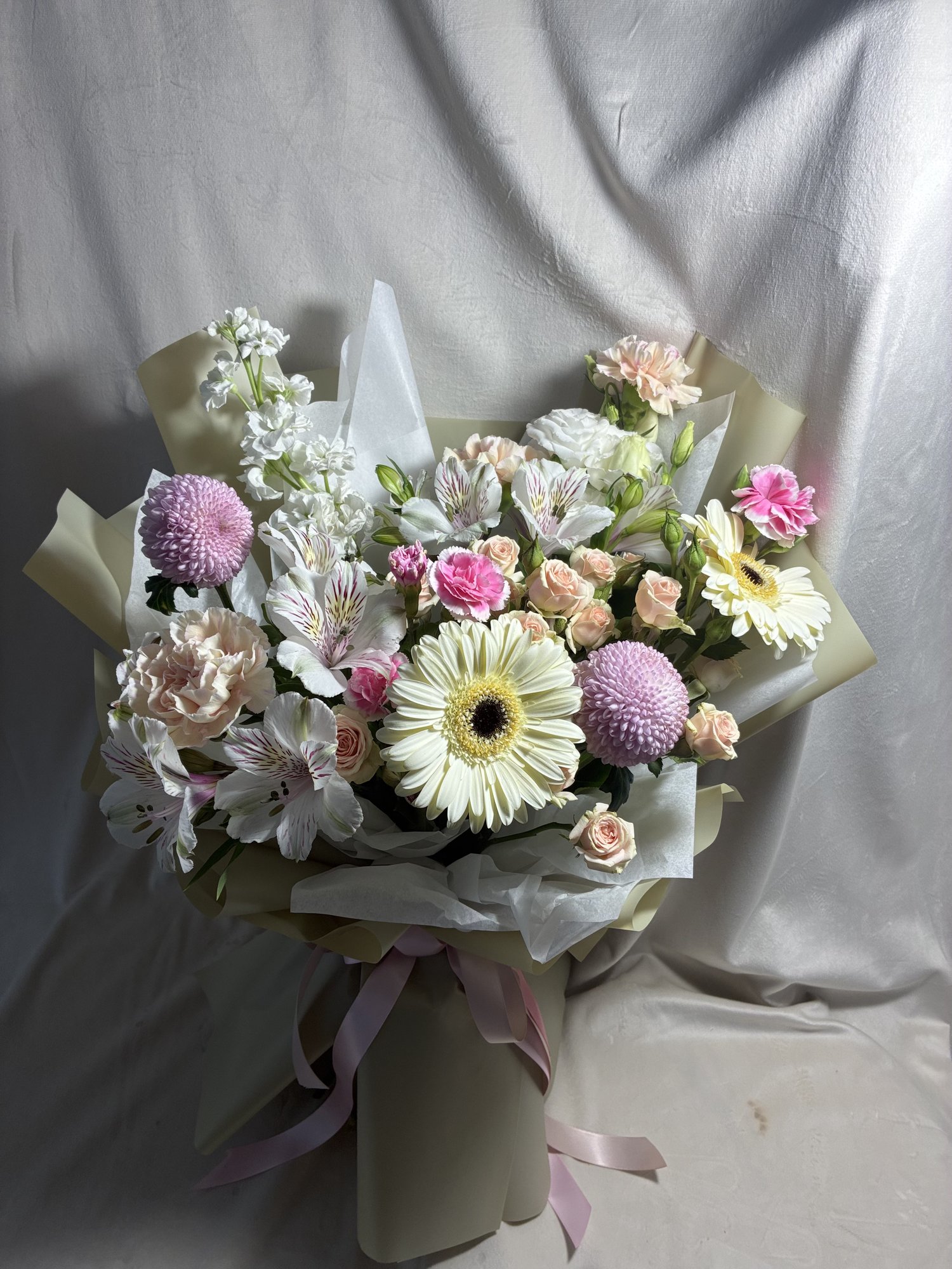 Blush Harmony – Buchet Elegant cu Miniroze, Gerbera Albă, Alstroemeria și Matthiola