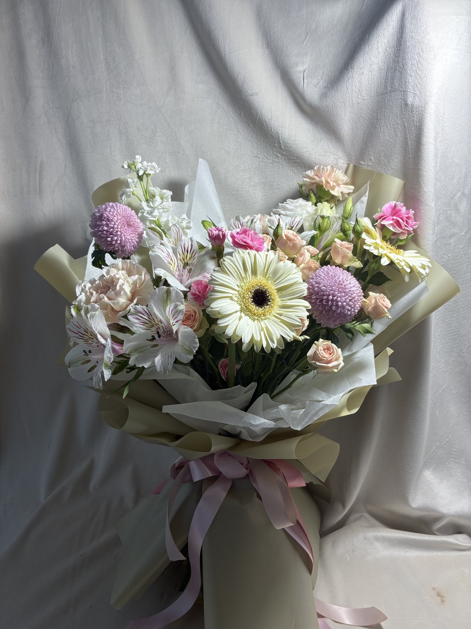 Blush Harmony – Buchet Elegant cu Miniroze, Gerbera Albă, Alstroemeria și Matthiola - Imagine 2