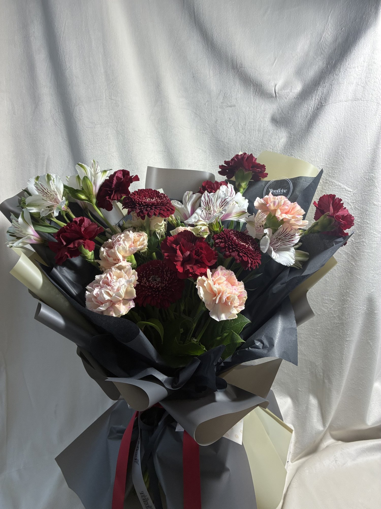 Burgundy Romance – Buchet Elegant cu Gerbera Bordo, Garoafe Roșii și Alstroemeria Delicată