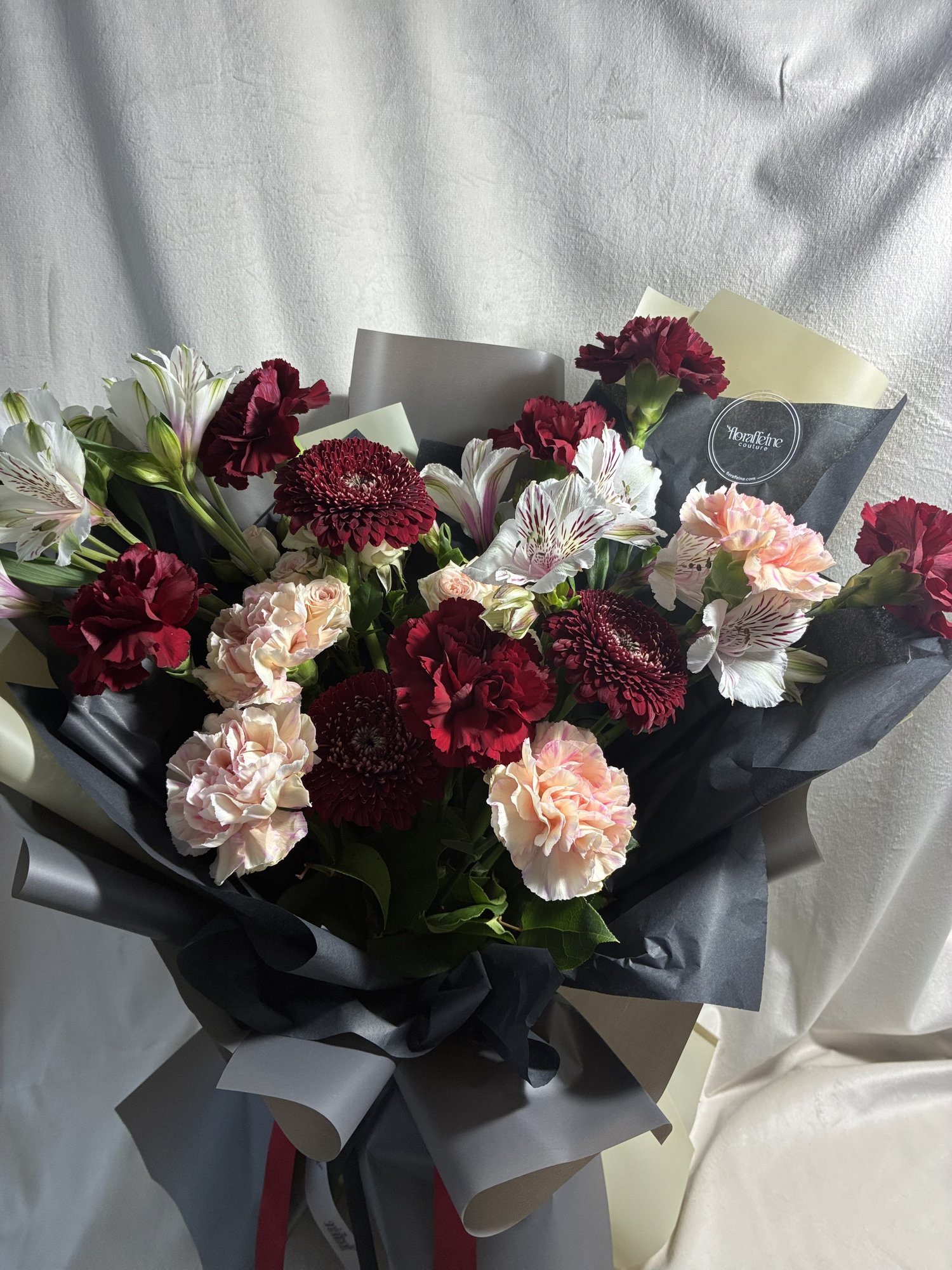 Burgundy Romance – Buchet Elegant cu Gerbera Bordo, Garoafe Roșii și Alstroemeria Delicată - Imagine 2