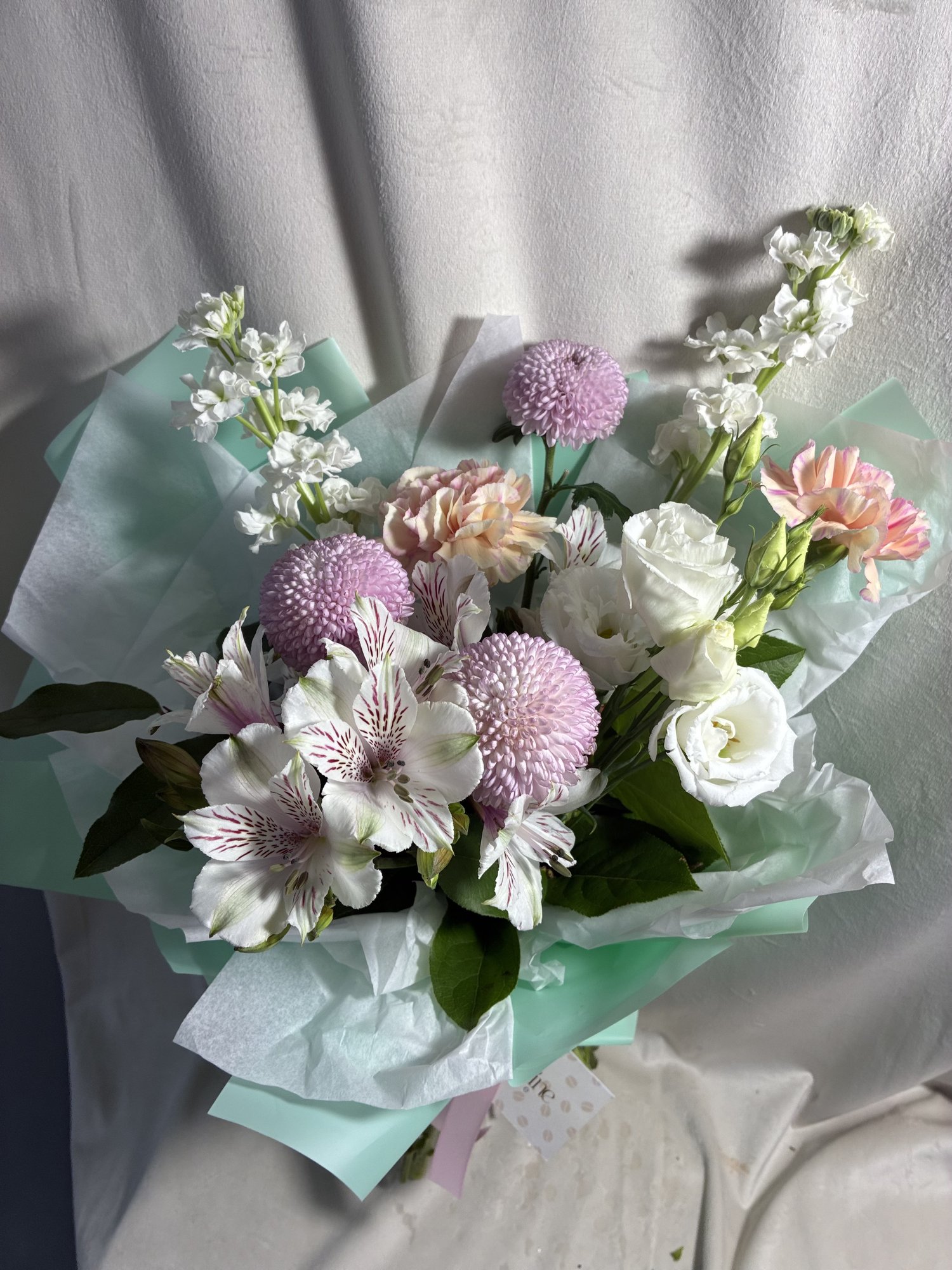 Pastel Serenity – Buchet Delicat cu Crizanteme Roz, Eustoma Albă și Alstroemeria Elegantă