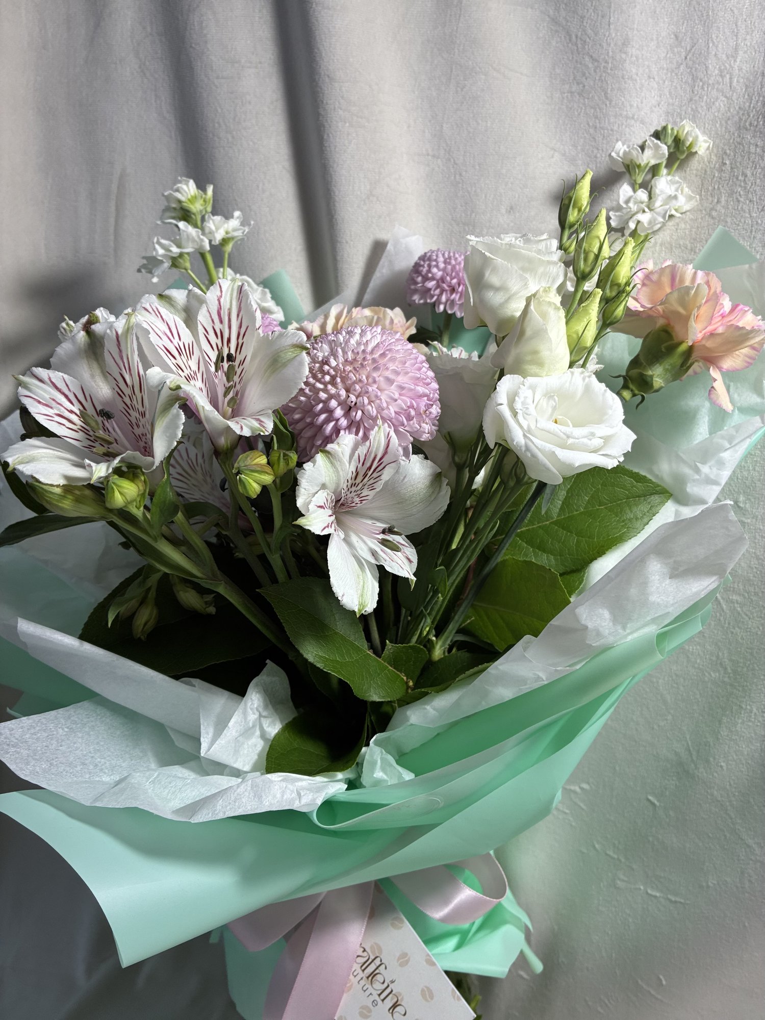 Pastel Serenity – Buchet Delicat cu Crizanteme Roz, Eustoma Albă și Alstroemeria Elegantă - Imagine 2