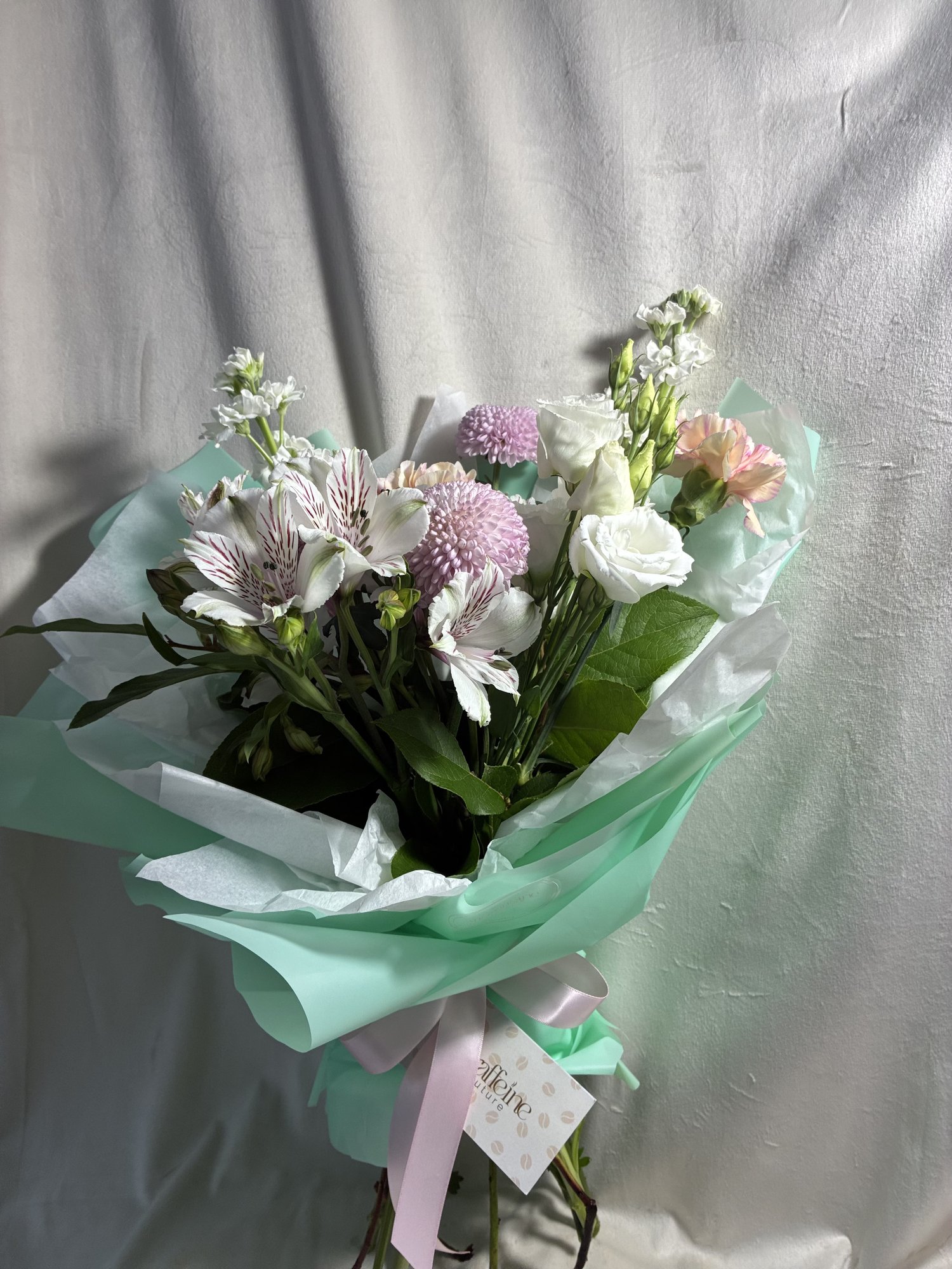 Pastel Serenity – Buchet Delicat cu Crizanteme Roz, Eustoma Albă și Alstroemeria Elegantă - Imagine 3