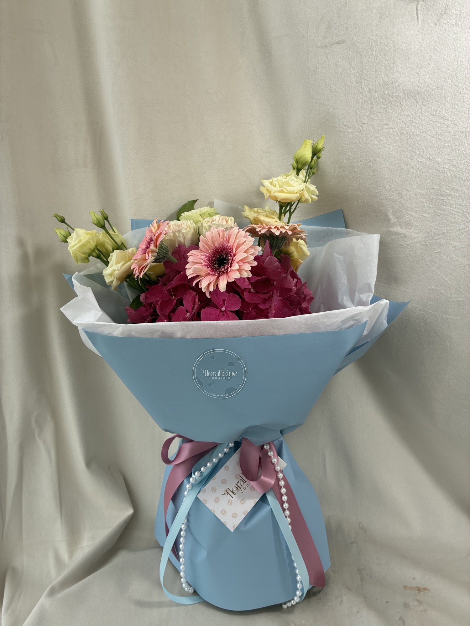 Berry Blush – Buchet Elegant cu Hortensie Burgundy, Mini Gerbera Roz și Miniroze Delicate