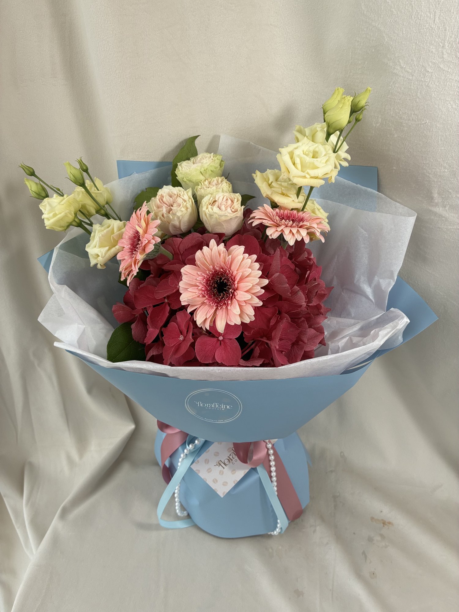 Berry Blush – Buchet Elegant cu Hortensie Burgundy, Mini Gerbera Roz și Miniroze Delicate - Imagine 2