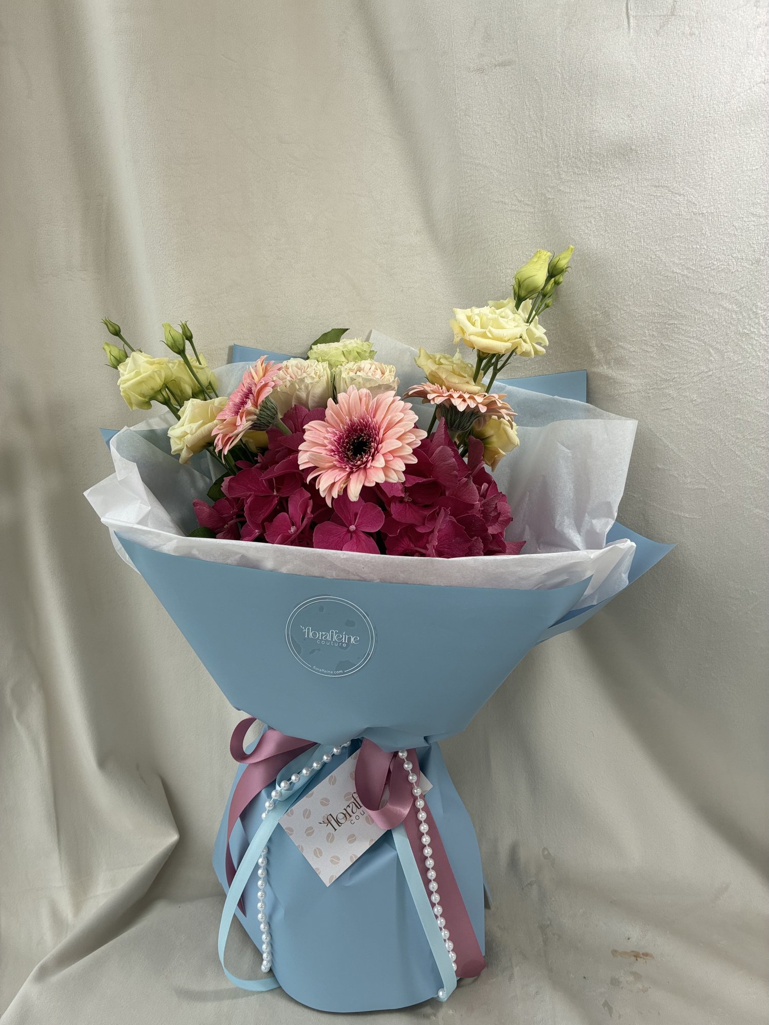 Berry Blush – Buchet Elegant cu Hortensie Burgundy, Mini Gerbera Roz și Miniroze Delicate - Imagine 3