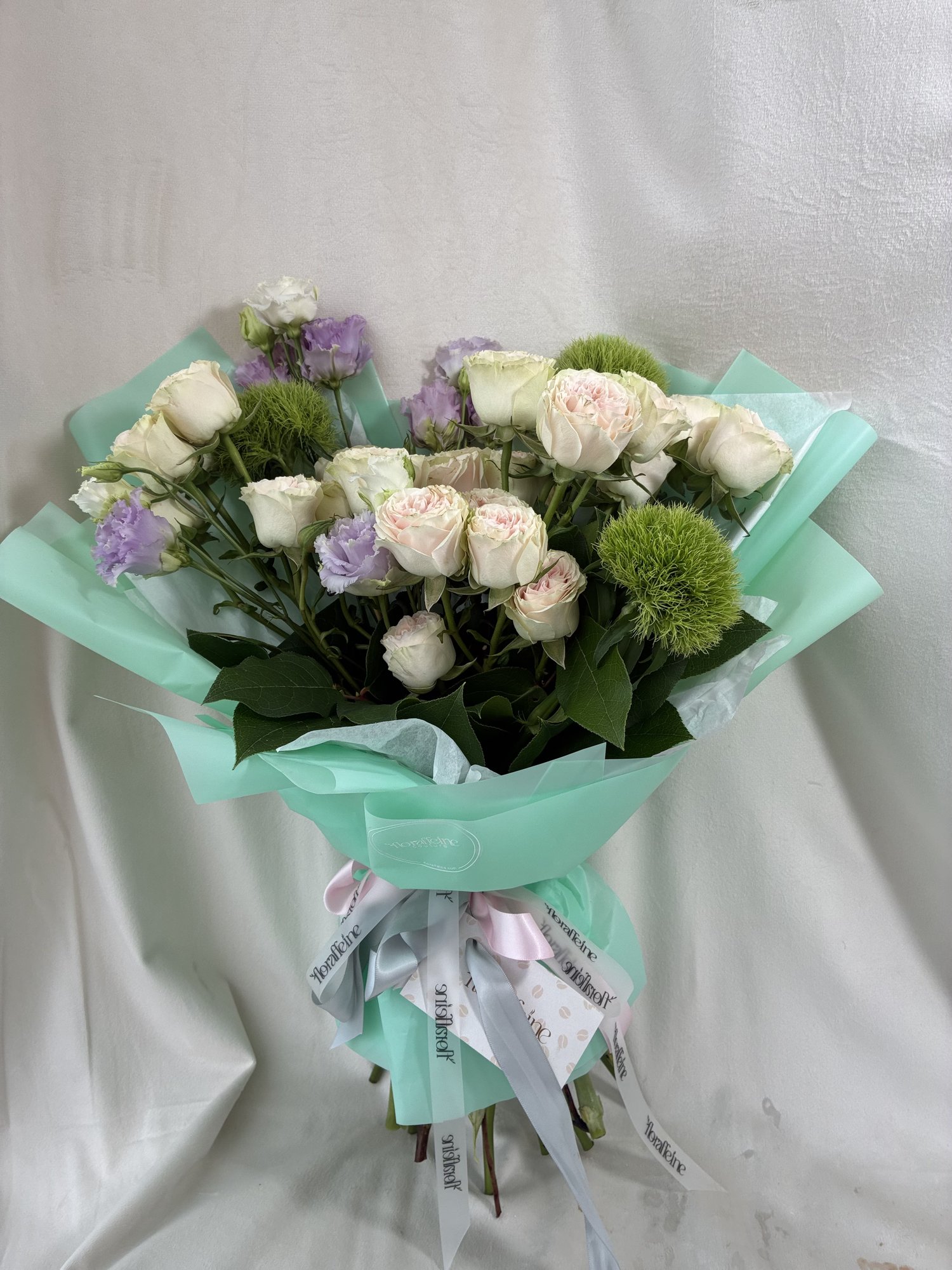 Mint Royale – Buchet Premium cu Miniroze Crem, Eustoma Mov și Dianthus Verde