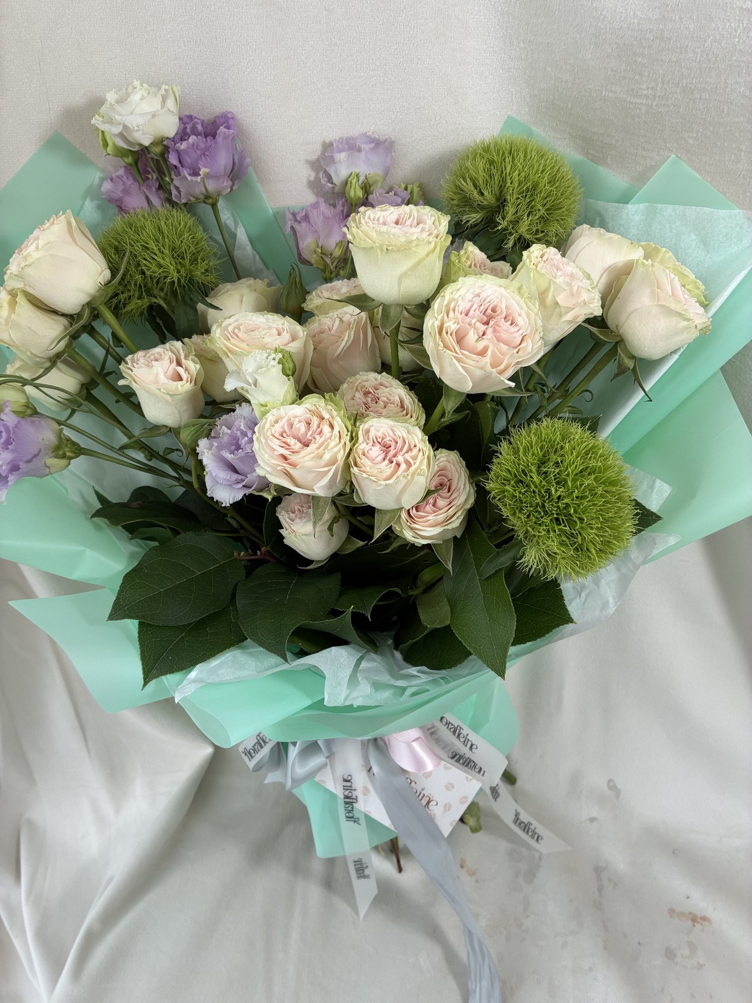 Mint Royale – Buchet Premium cu Miniroze Crem, Eustoma Mov și Dianthus Verde - Imagine 2