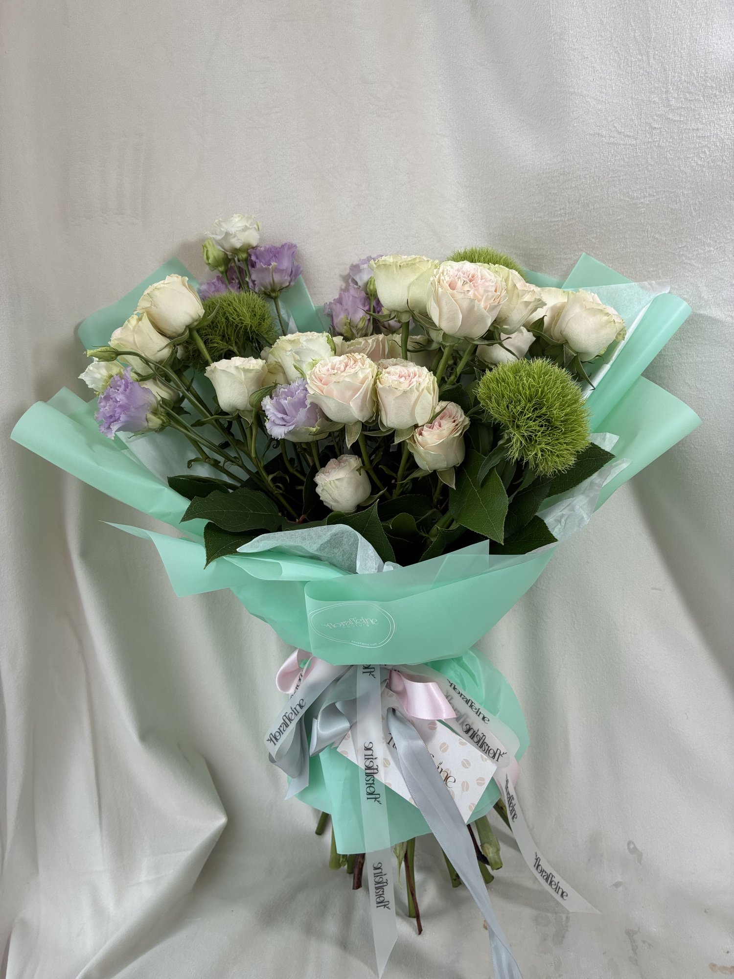 Mint Royale – Buchet Premium cu Miniroze Crem, Eustoma Mov și Dianthus Verde - Imagine 3