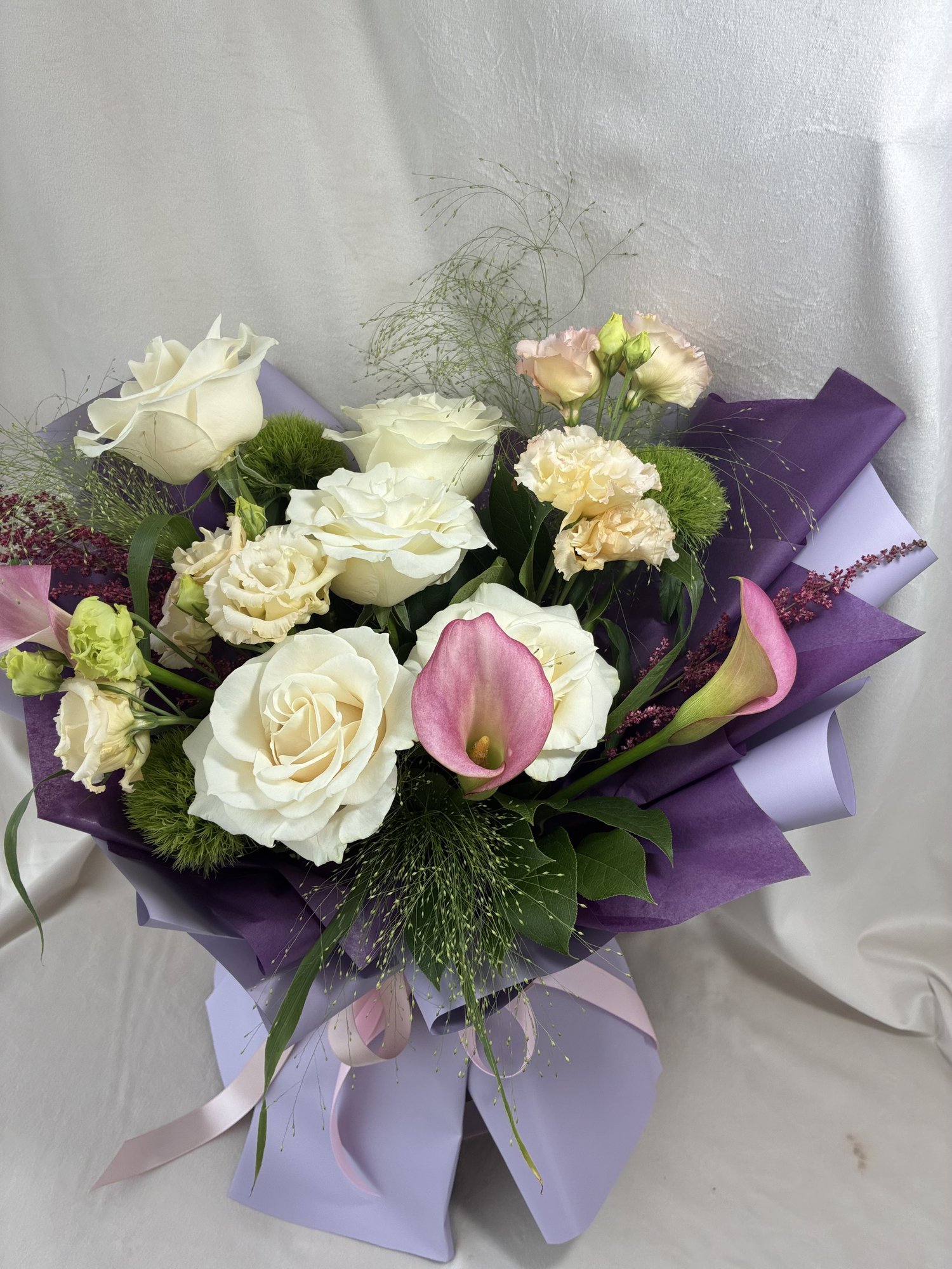 Lavender Grace – Buchet Elegant cu Trandafiri Albi, Cale Roz și Accente Fine de Astilbe