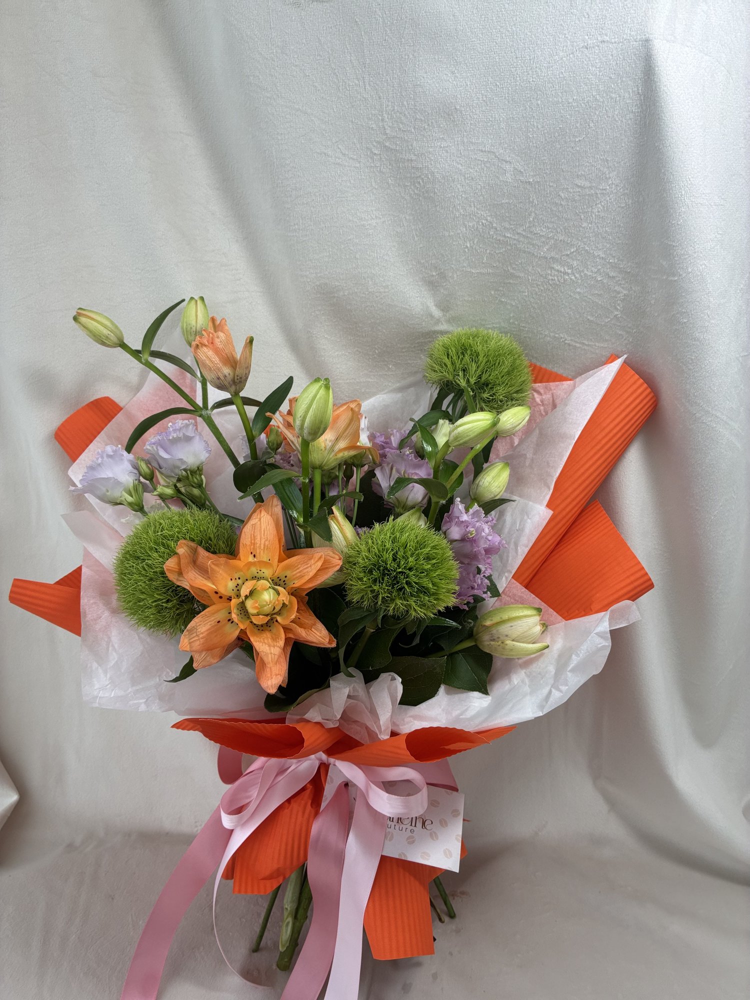 Citrus Bloom – Buchet Modern cu Crini Portocalii, Dianthus Verde și Eustoma Lila