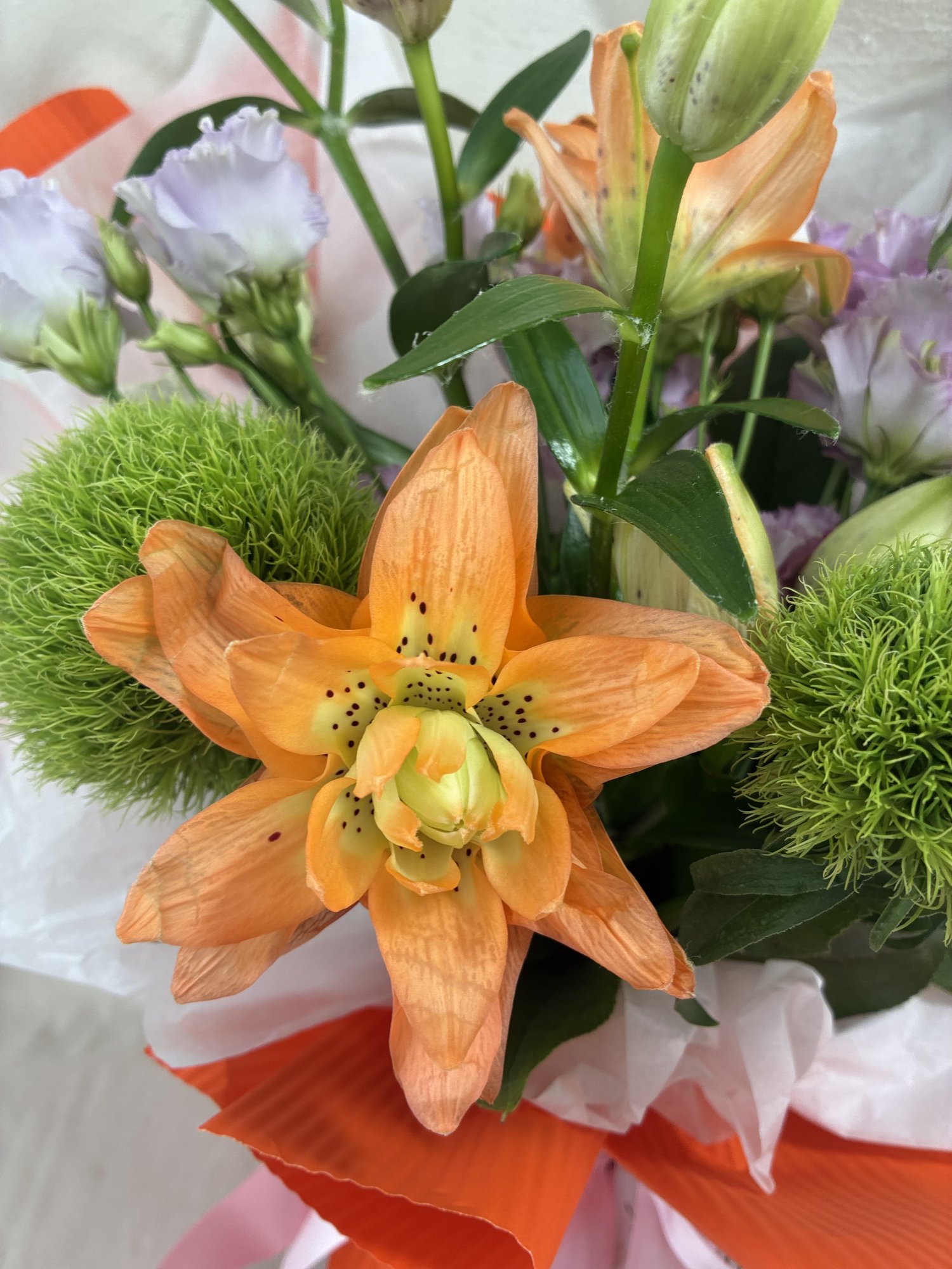 Citrus Bloom – Buchet Modern cu Crini Portocalii, Dianthus Verde și Eustoma Lila - Imagine 2