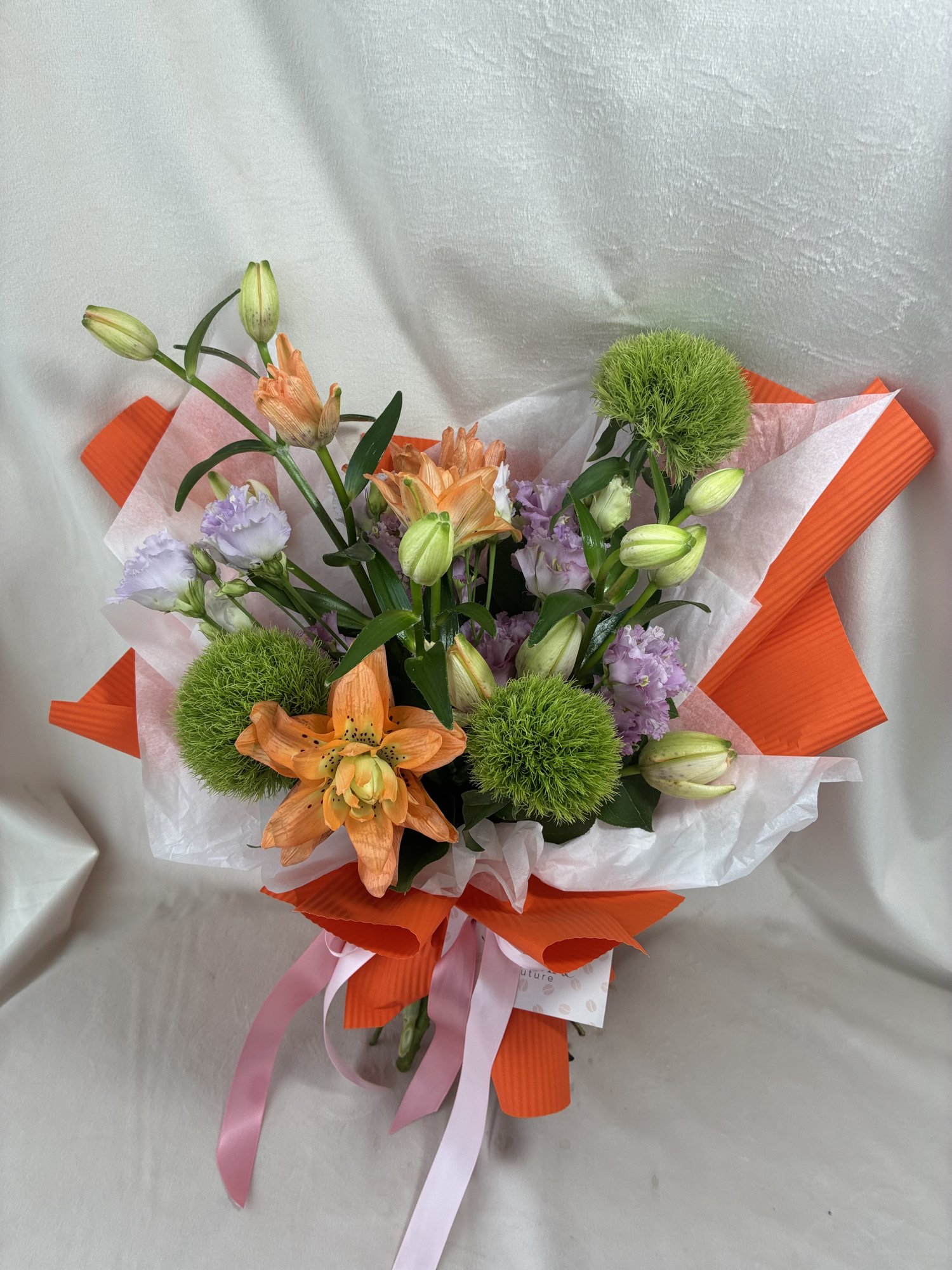Citrus Bloom – Buchet Modern cu Crini Portocalii, Dianthus Verde și Eustoma Lila - Imagine 3
