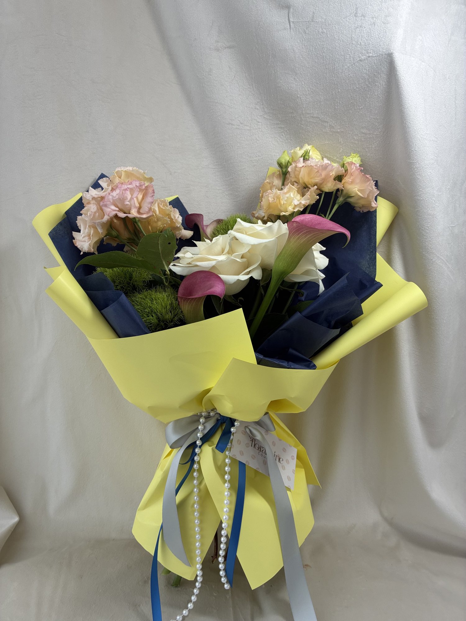 Golden Eclipse – Buchet Elegant cu Cale Roz, Trandafiri Albi și Eustoma Champagne