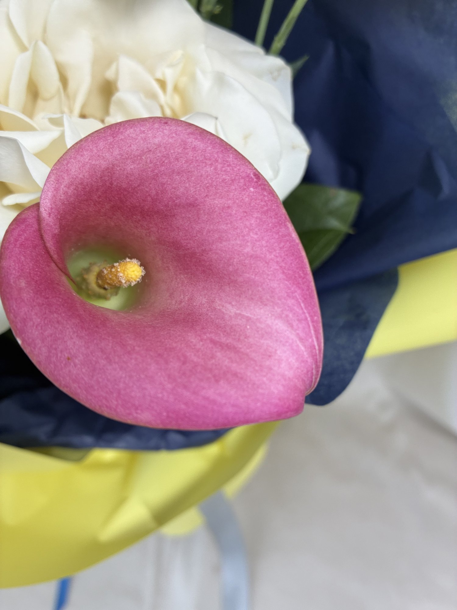 Golden Eclipse – Buchet Elegant cu Cale Roz, Trandafiri Albi și Eustoma Champagne - Imagine 2
