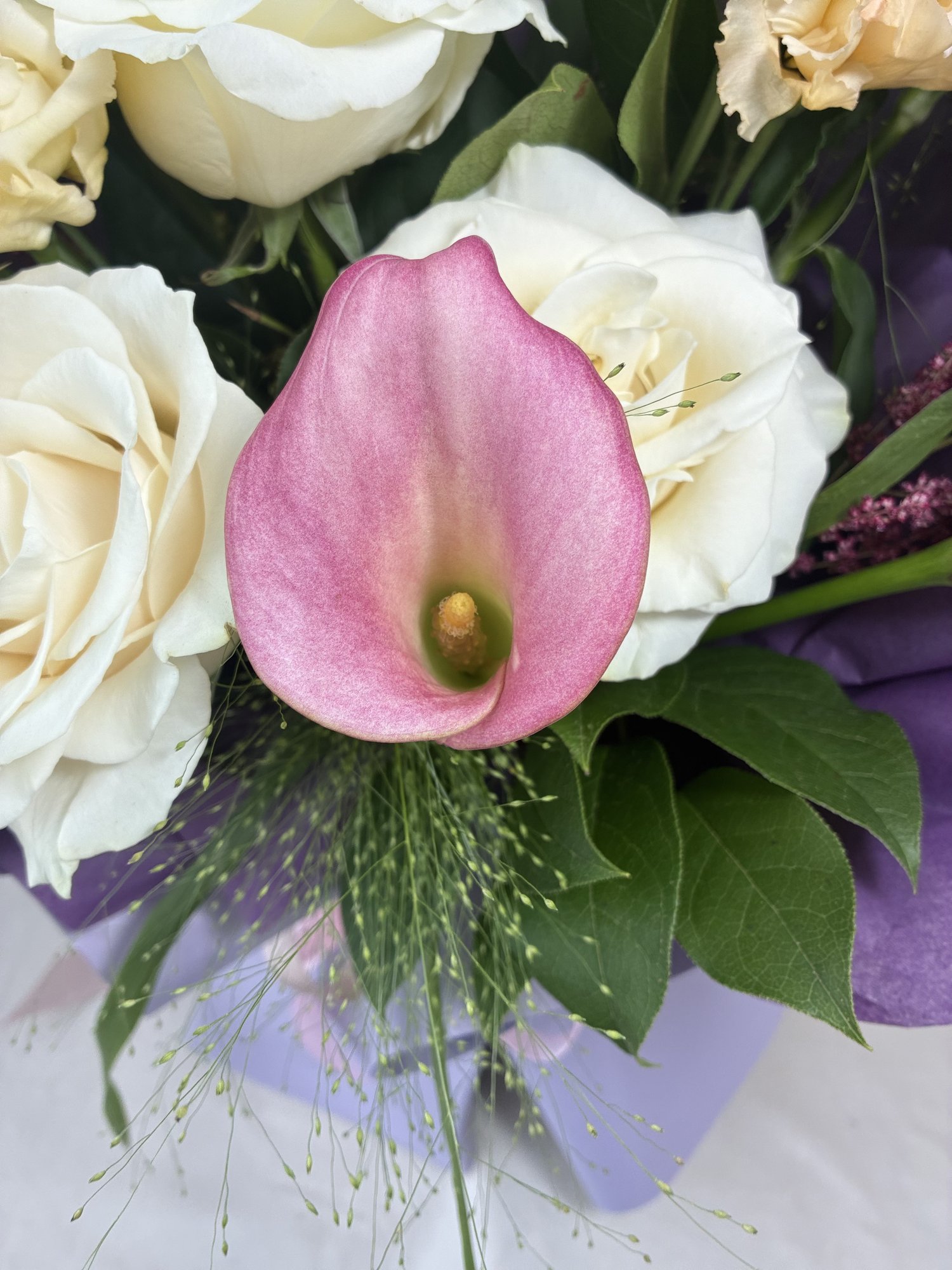 Golden Eclipse – Buchet Elegant cu Cale Roz, Trandafiri Albi și Eustoma Champagne - Imagine 3