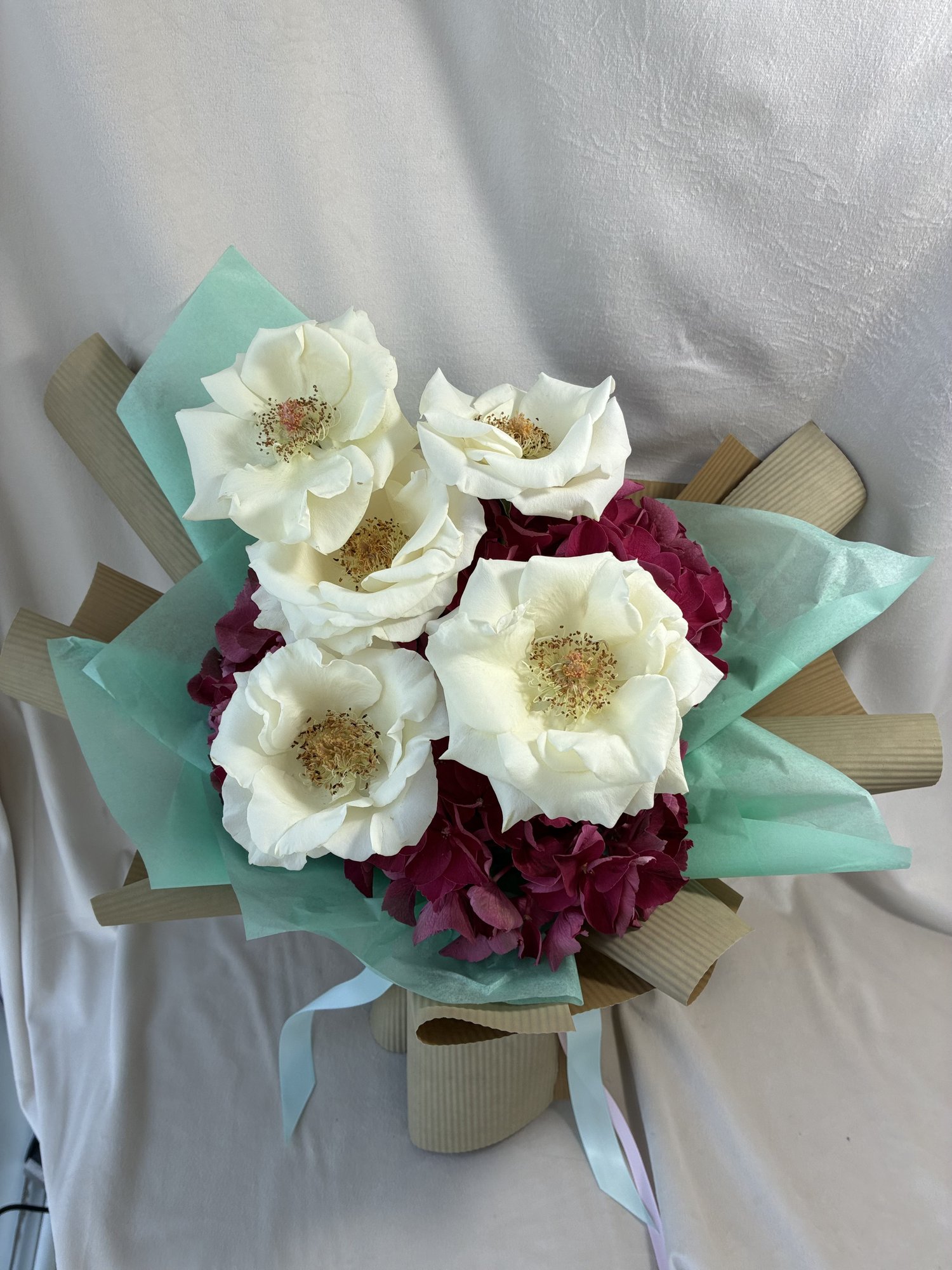 Ivory Passion – Buchet Elegant cu Trandafiri Albi și Hortensie Burgundy