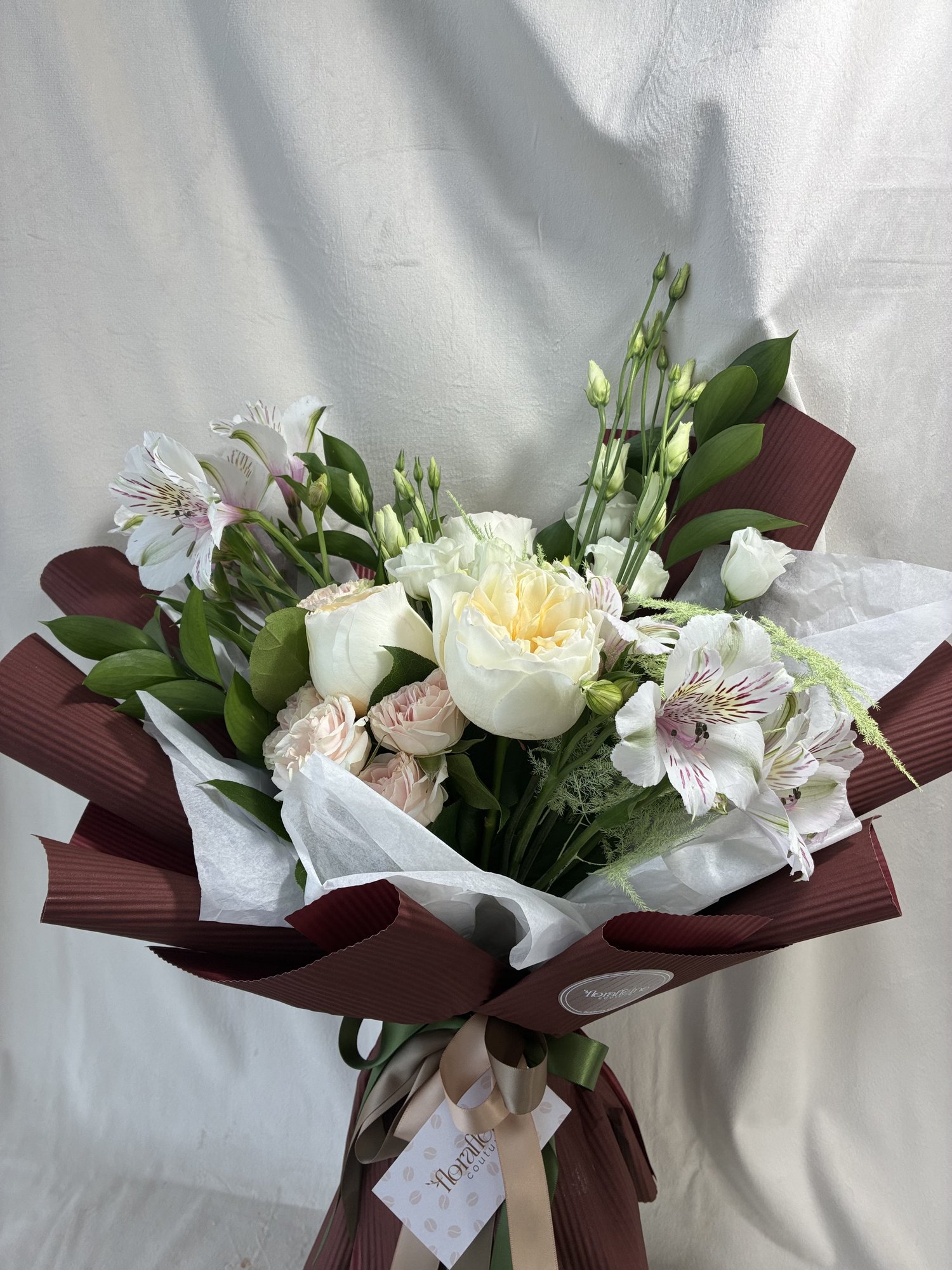 Velvet Ivory – Buchet Elegant cu Trandafiri Albi, Alstroemeria și Eustoma