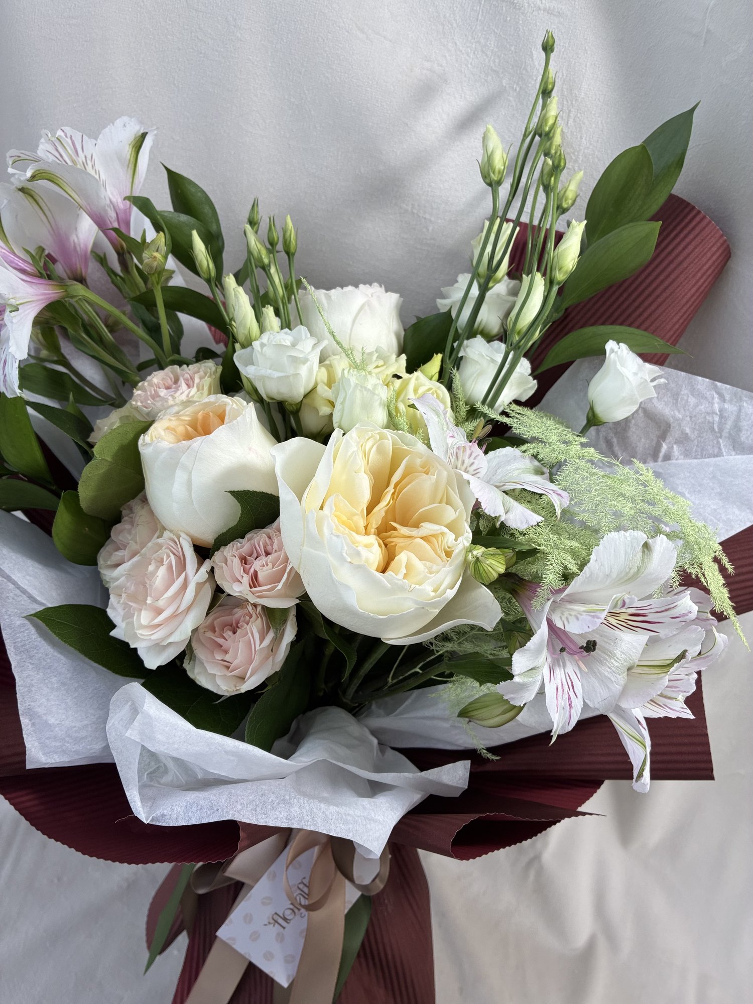 Velvet Ivory – Buchet Elegant cu Trandafiri Albi, Alstroemeria și Eustoma - Imagine 2