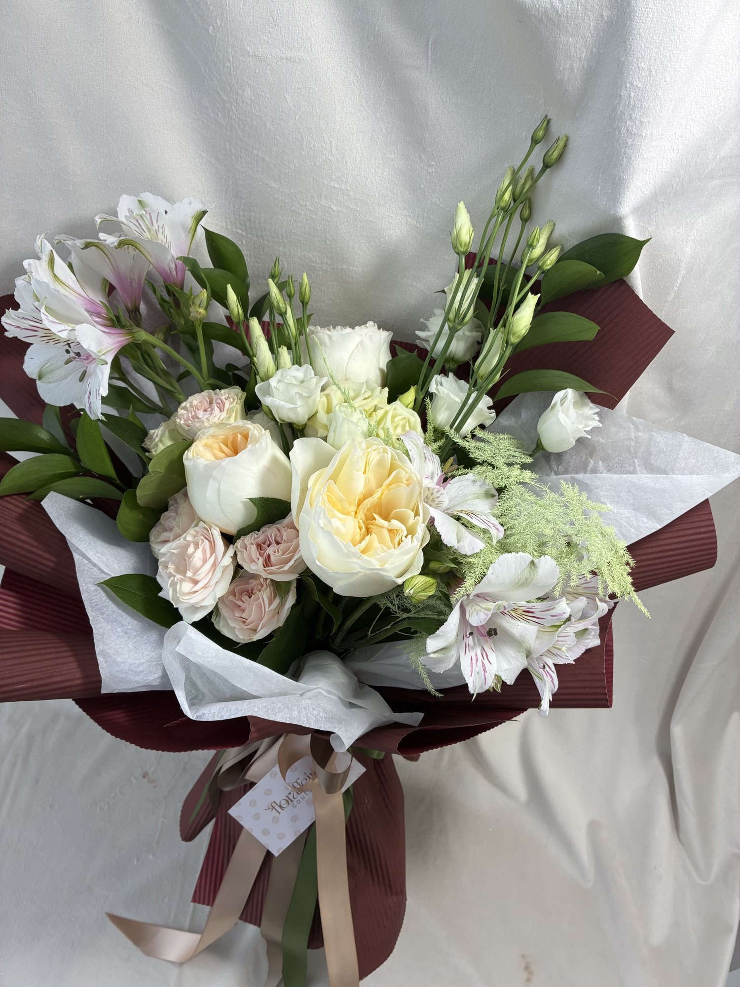 Velvet Ivory – Buchet Elegant cu Trandafiri Albi, Alstroemeria și Eustoma - Imagine 3