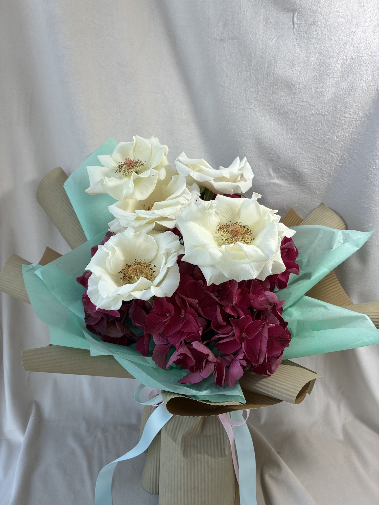Ivory Passion – Buchet Elegant cu Trandafiri Albi și Hortensie Burgundy - Imagine 2
