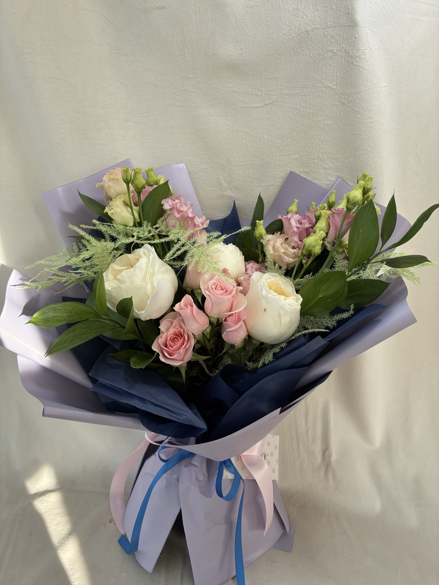 Blush Étoile – Buchet Elegant cu Trandafiri Albi, Miniroze Roz și Eustoma Delicată