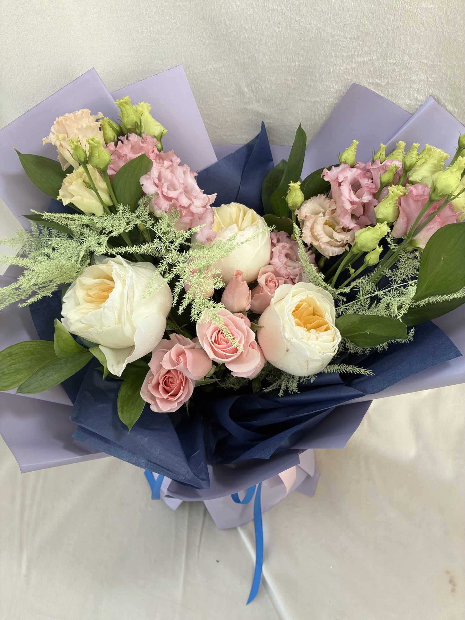 Blush Étoile – Buchet Elegant cu Trandafiri Albi, Miniroze Roz și Eustoma Delicată - Imagine 2