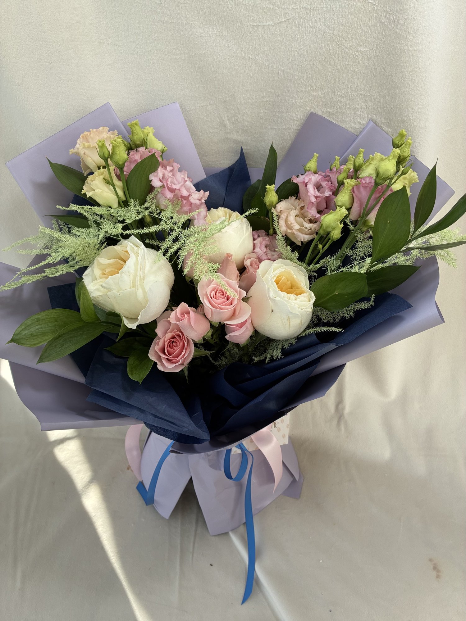 Blush Étoile – Buchet Elegant cu Trandafiri Albi, Miniroze Roz și Eustoma Delicată - Imagine 3