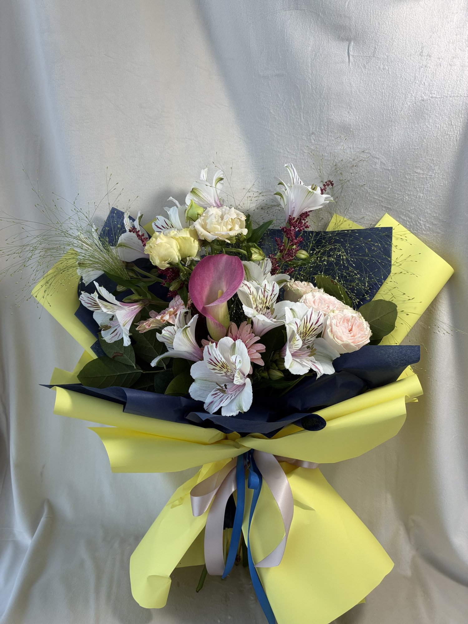Lemon Blush – Buchet Elegant cu Cală Roz, Alstroemeria și Miniroze Delicate