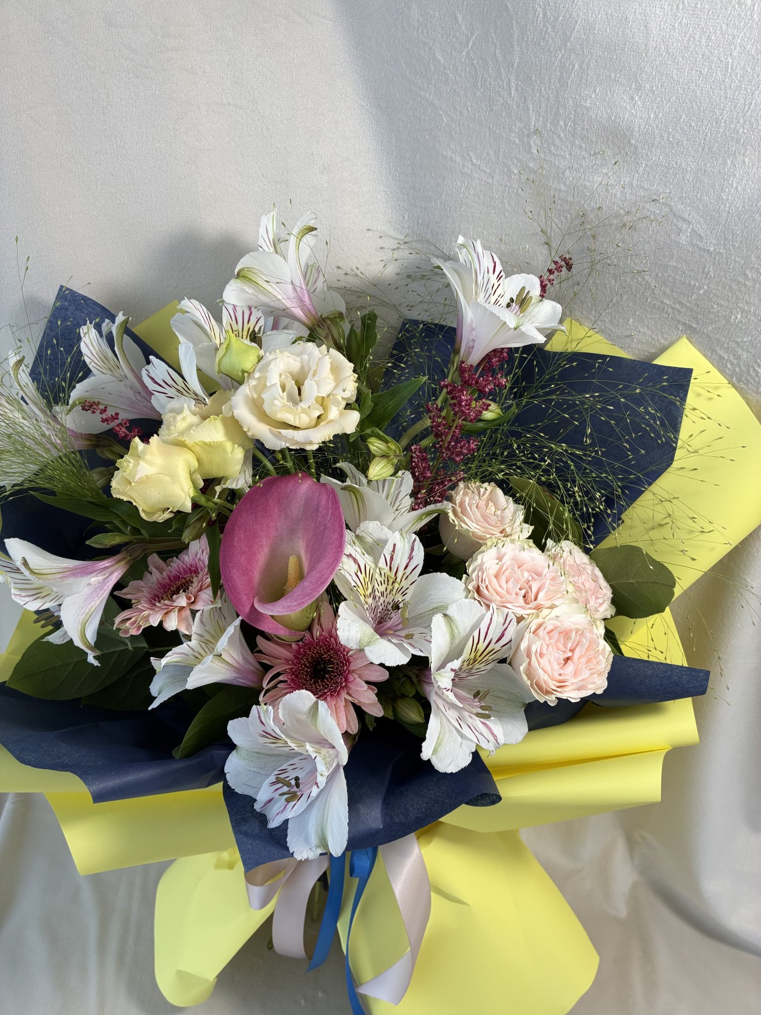 Lemon Blush – Buchet Elegant cu Cală Roz, Alstroemeria și Miniroze Delicate - Imagine 2