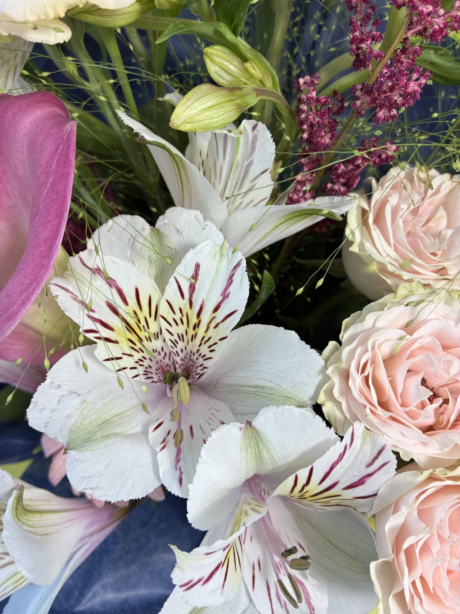 Lemon Blush – Buchet Elegant cu Cală Roz, Alstroemeria și Miniroze Delicate - Imagine 3