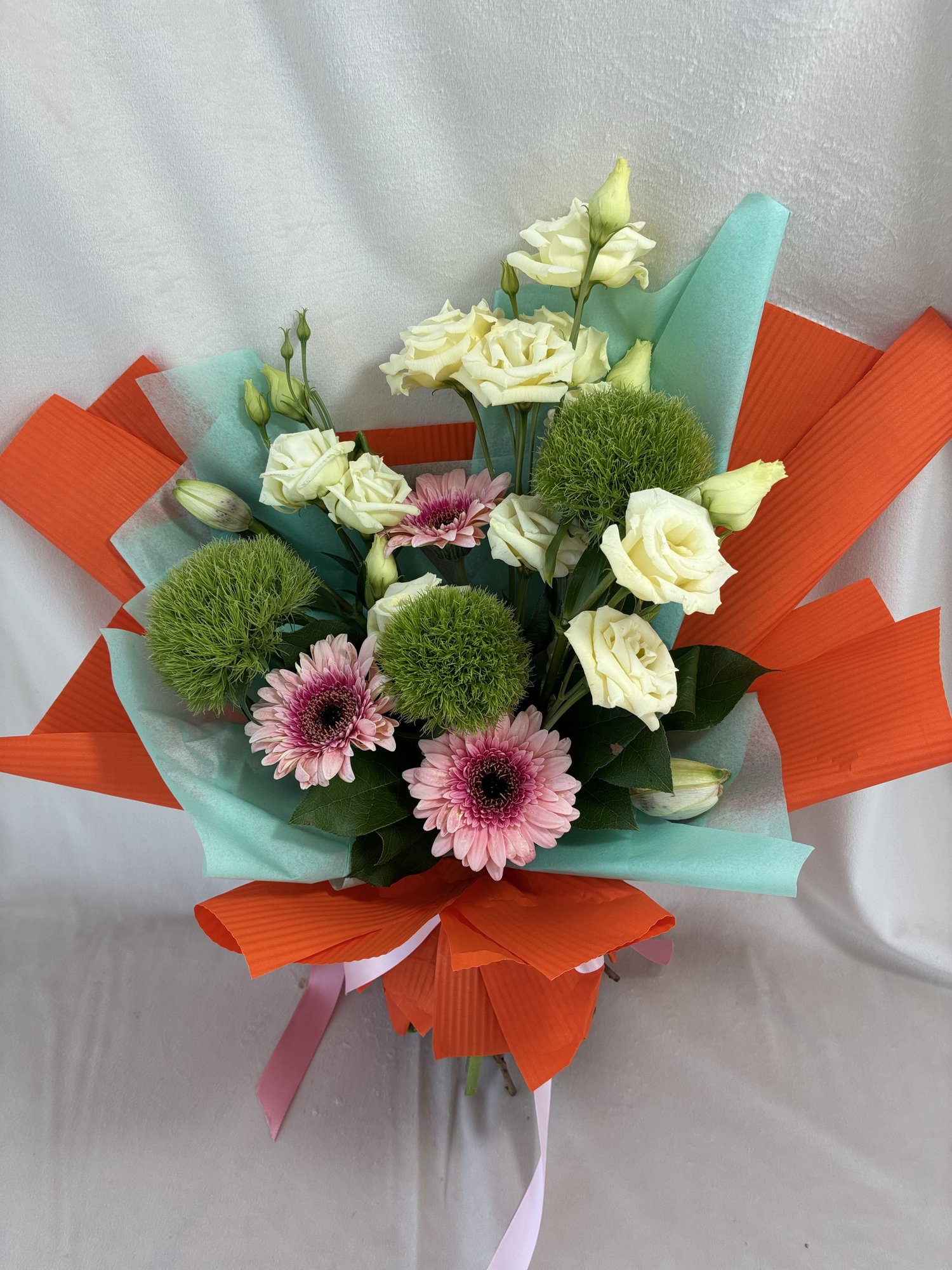 Citrus Charm – Buchet Fresh cu Gerbera Roz, Dianthus Verde și Eustoma Albă