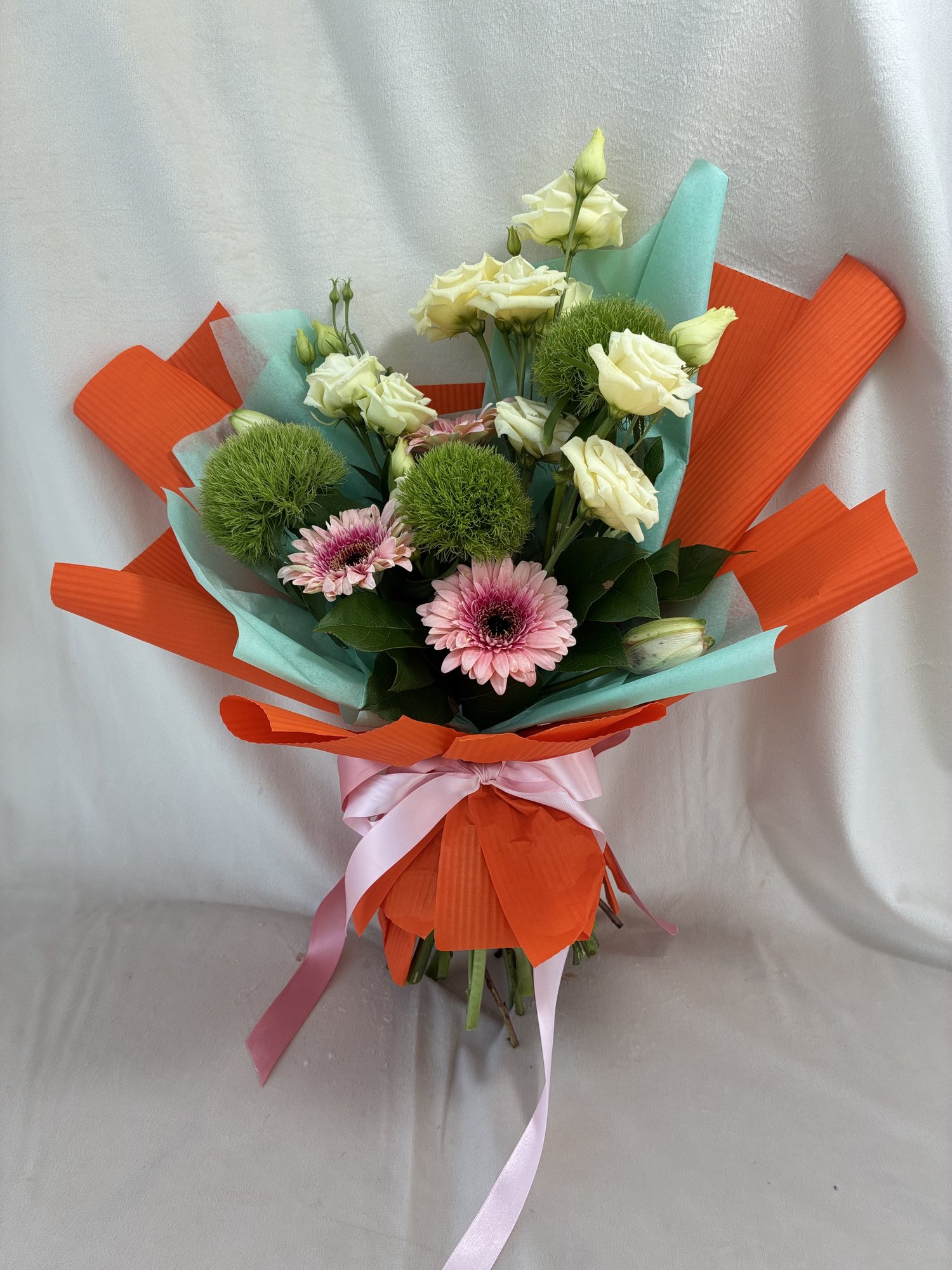 Citrus Charm – Buchet Fresh cu Gerbera Roz, Dianthus Verde și Eustoma Albă - Imagine 2