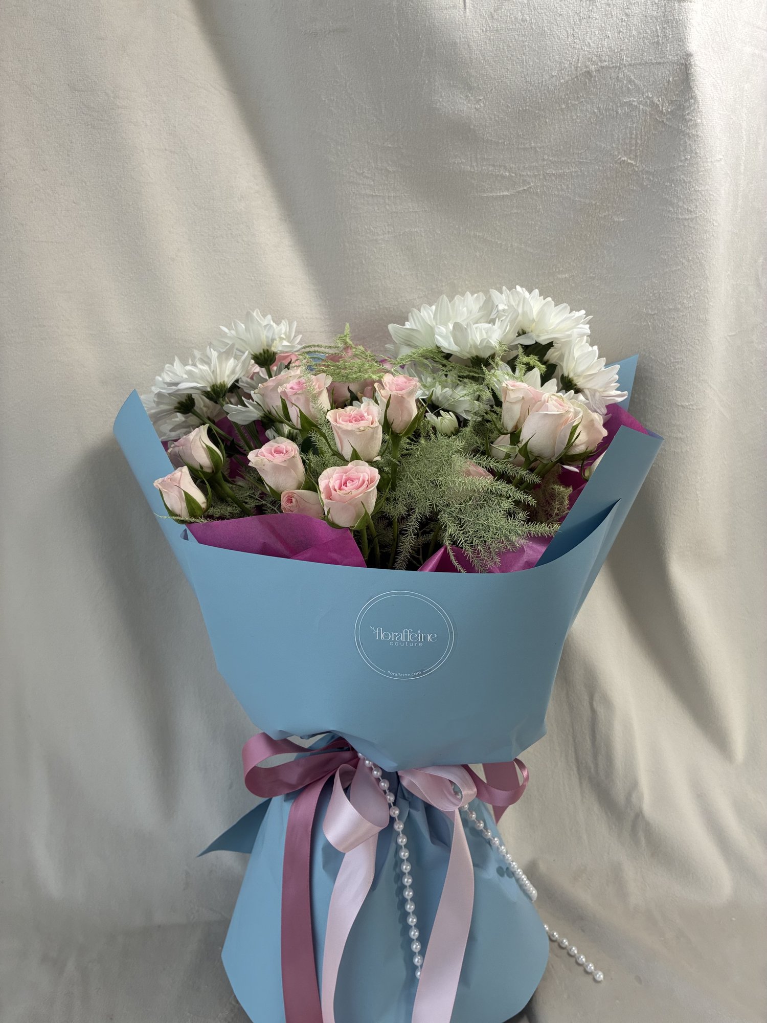Pastel Sky – Buchet Delicat cu Miniroze Roz, Crizanteme Albe și Asparagus