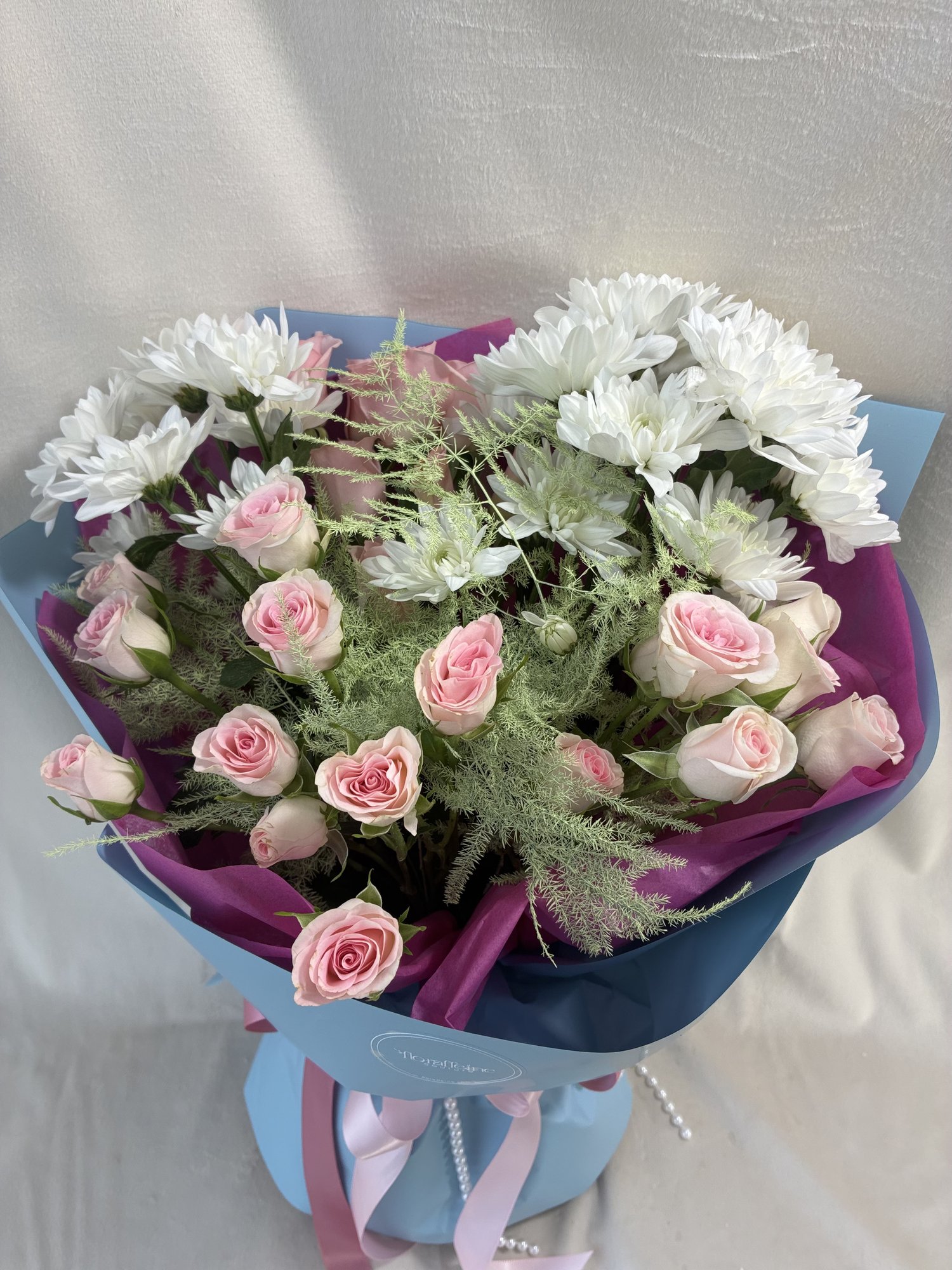 Pastel Sky – Buchet Delicat cu Miniroze Roz, Crizanteme Albe și Asparagus - Imagine 2