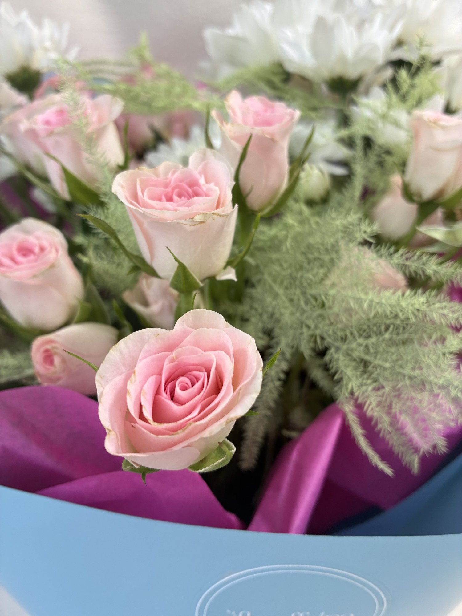 Pastel Sky – Buchet Delicat cu Miniroze Roz, Crizanteme Albe și Asparagus - Imagine 3