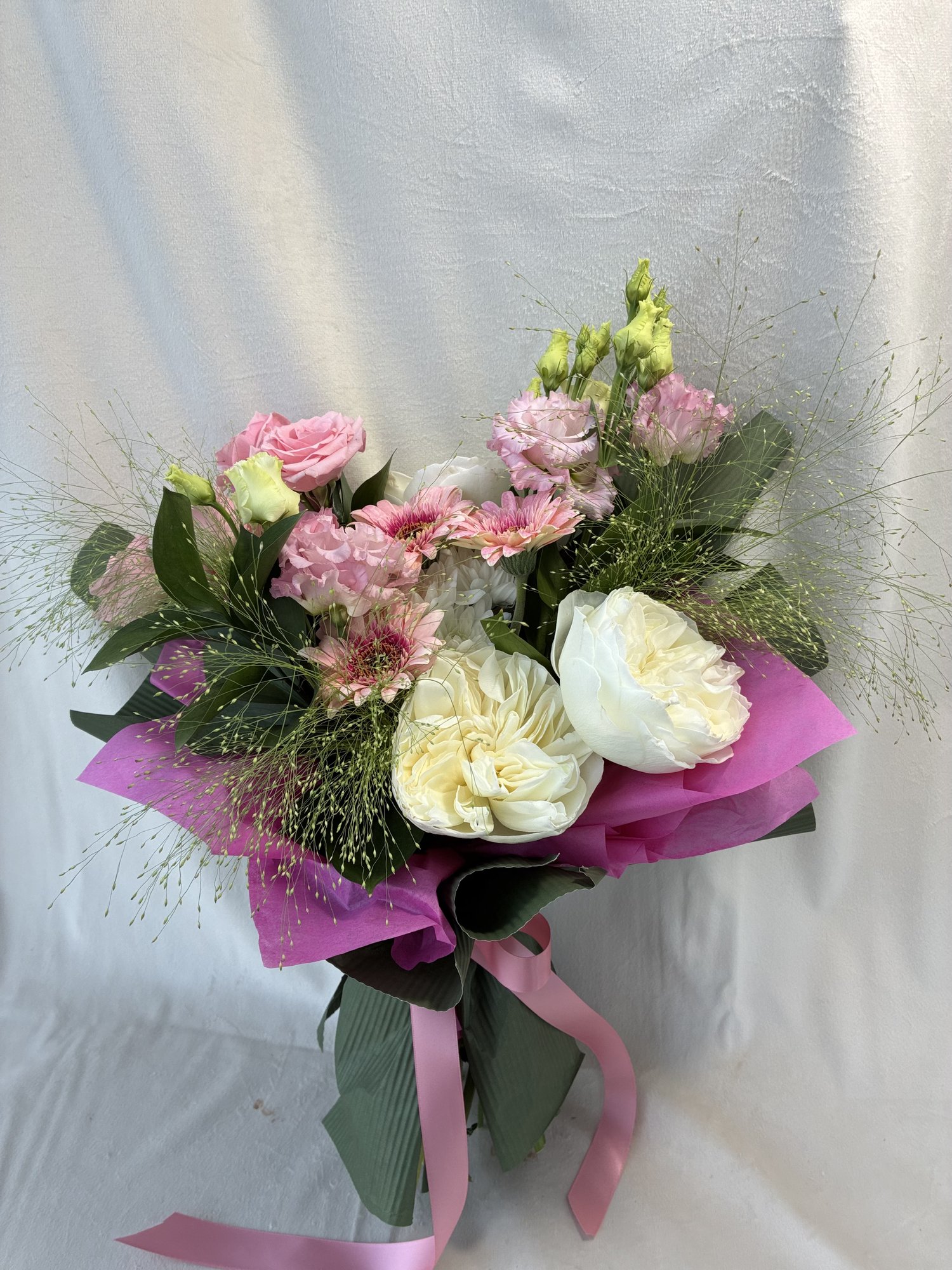 Pink Serenity – Buchet elegant cu trandafiri albi, miniroze roz, gerbera delicată și eustoma pastel