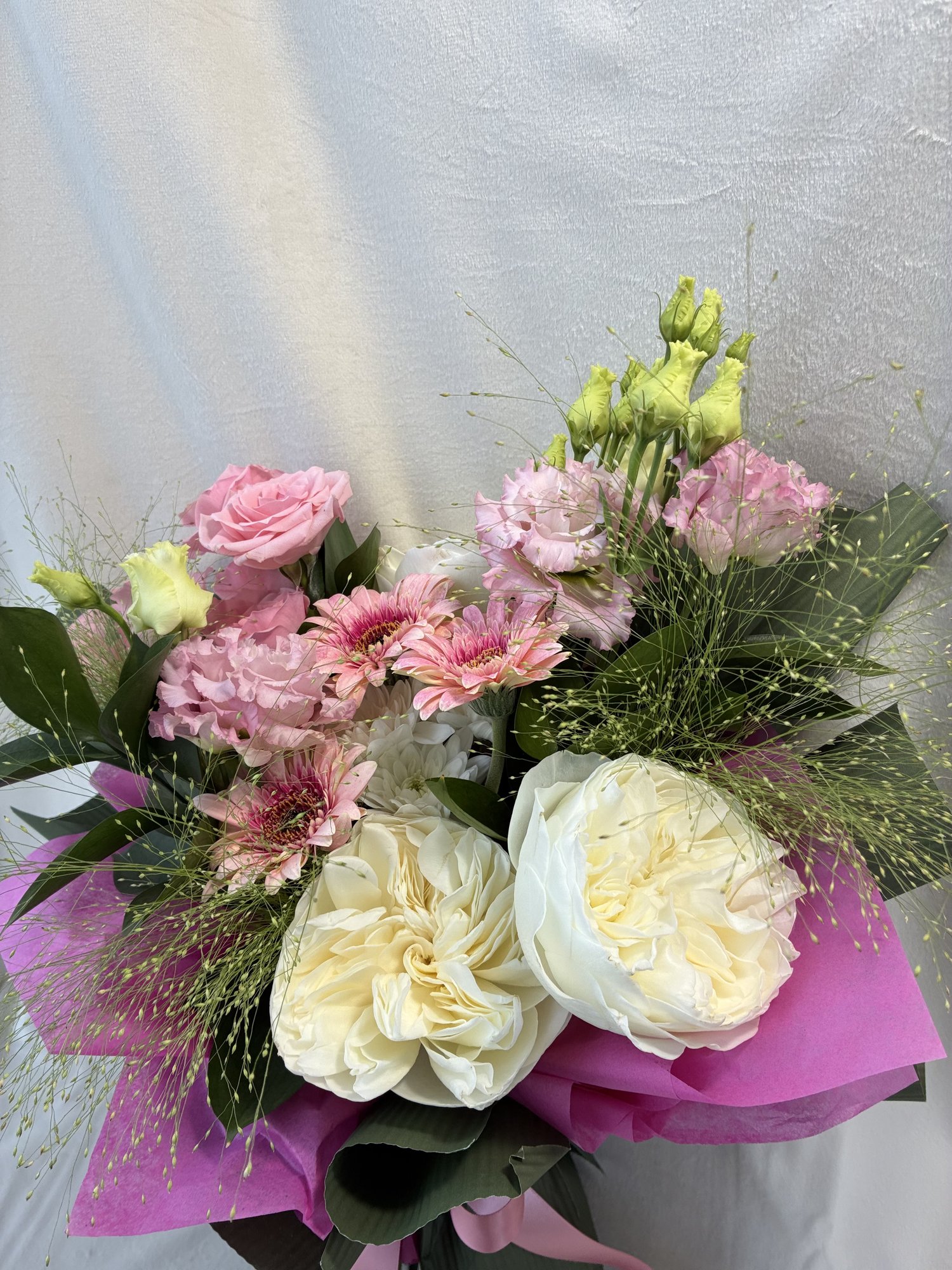 Pink Serenity – Buchet elegant cu trandafiri albi, miniroze roz, gerbera delicată și eustoma pastel - Imagine 2