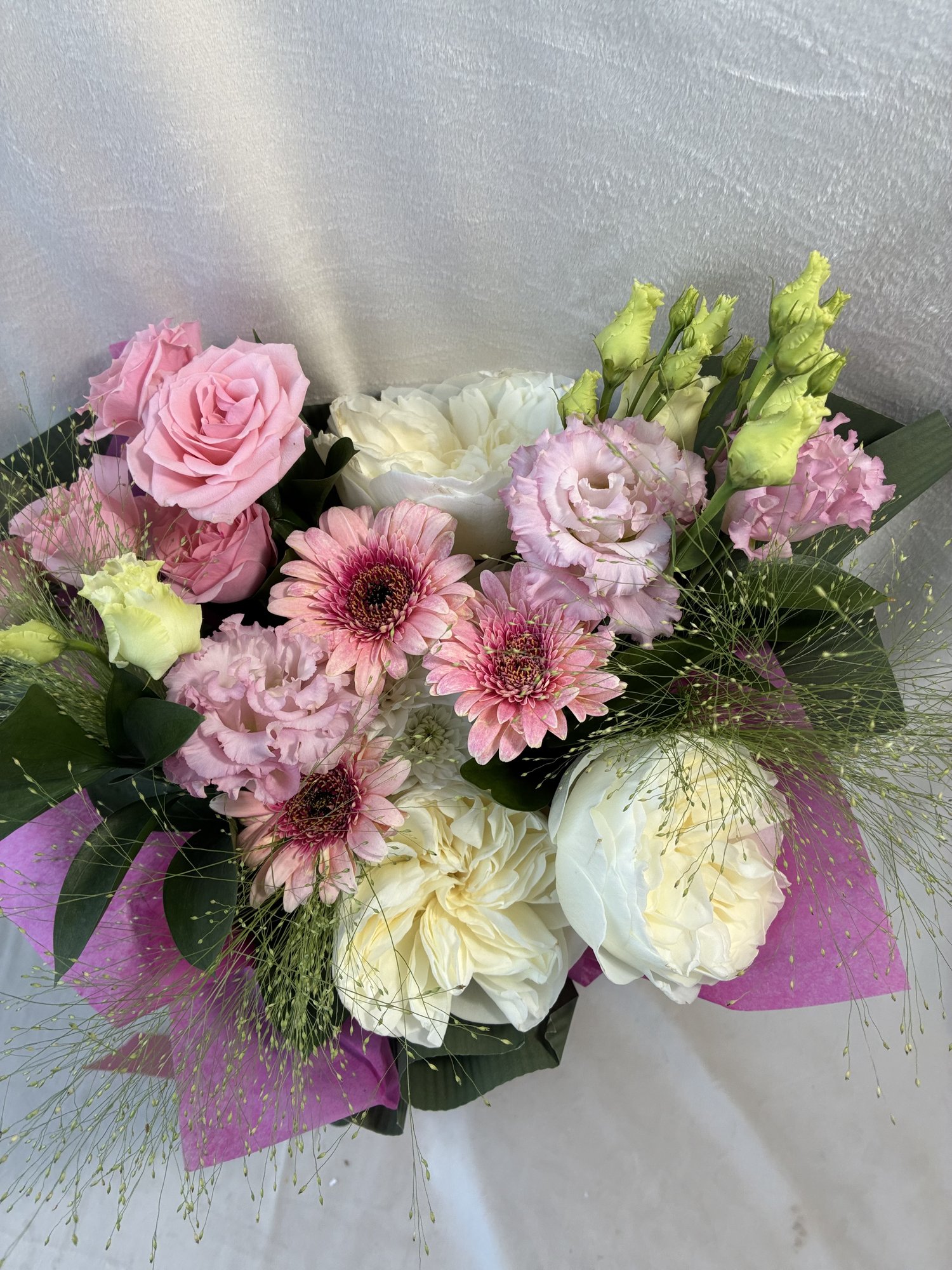 Pink Serenity – Buchet elegant cu trandafiri albi, miniroze roz, gerbera delicată și eustoma pastel - Imagine 3