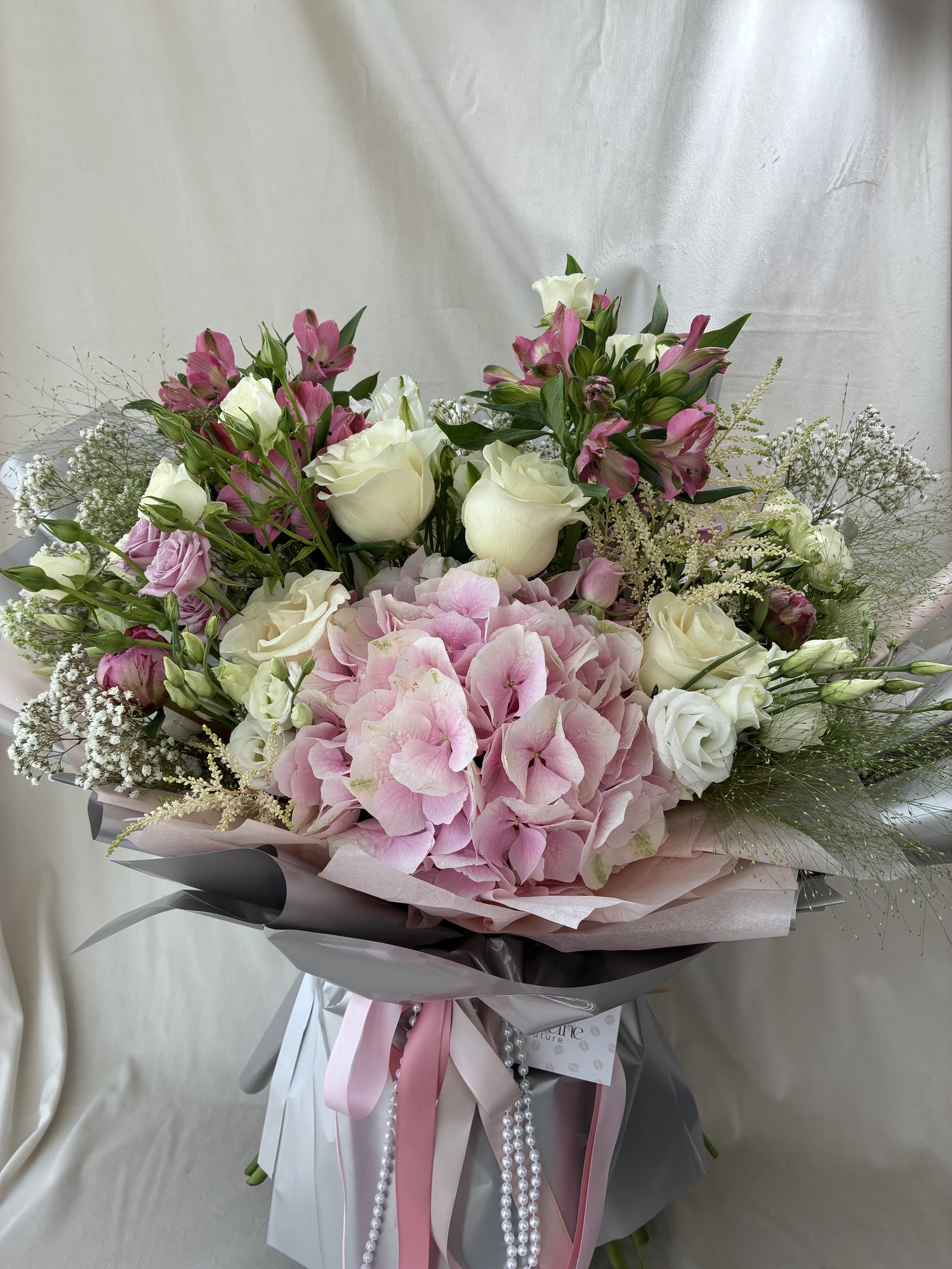 Rosé Majesty – Buchet premium cu hortensie roz, trandafiri albi, bujori și accente delicate de astilbe
