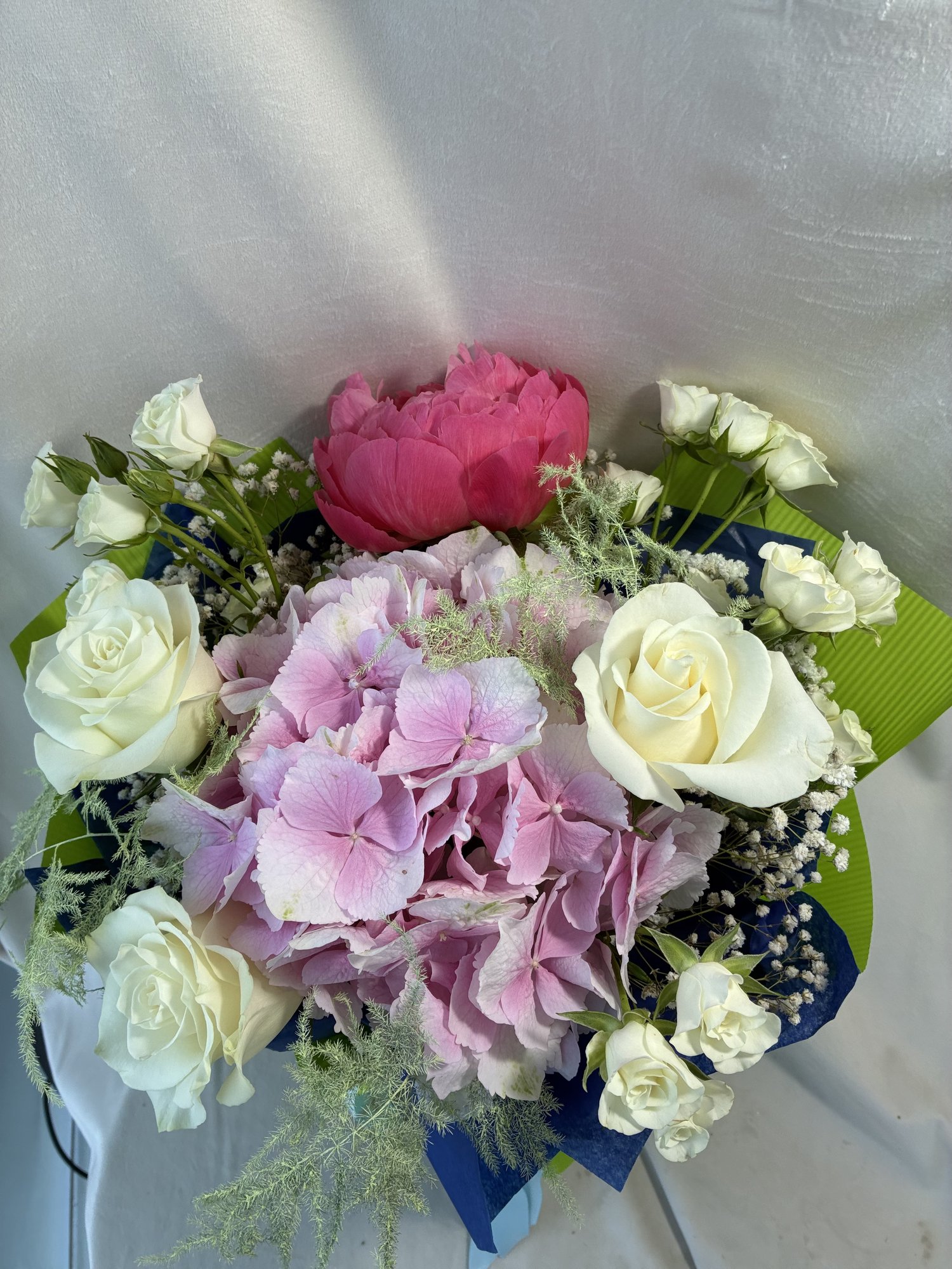 Pink Coral Dream – Buchet premium cu hortensie roz, bujor coral și trandafiri albi eleganți - Imagine 2
