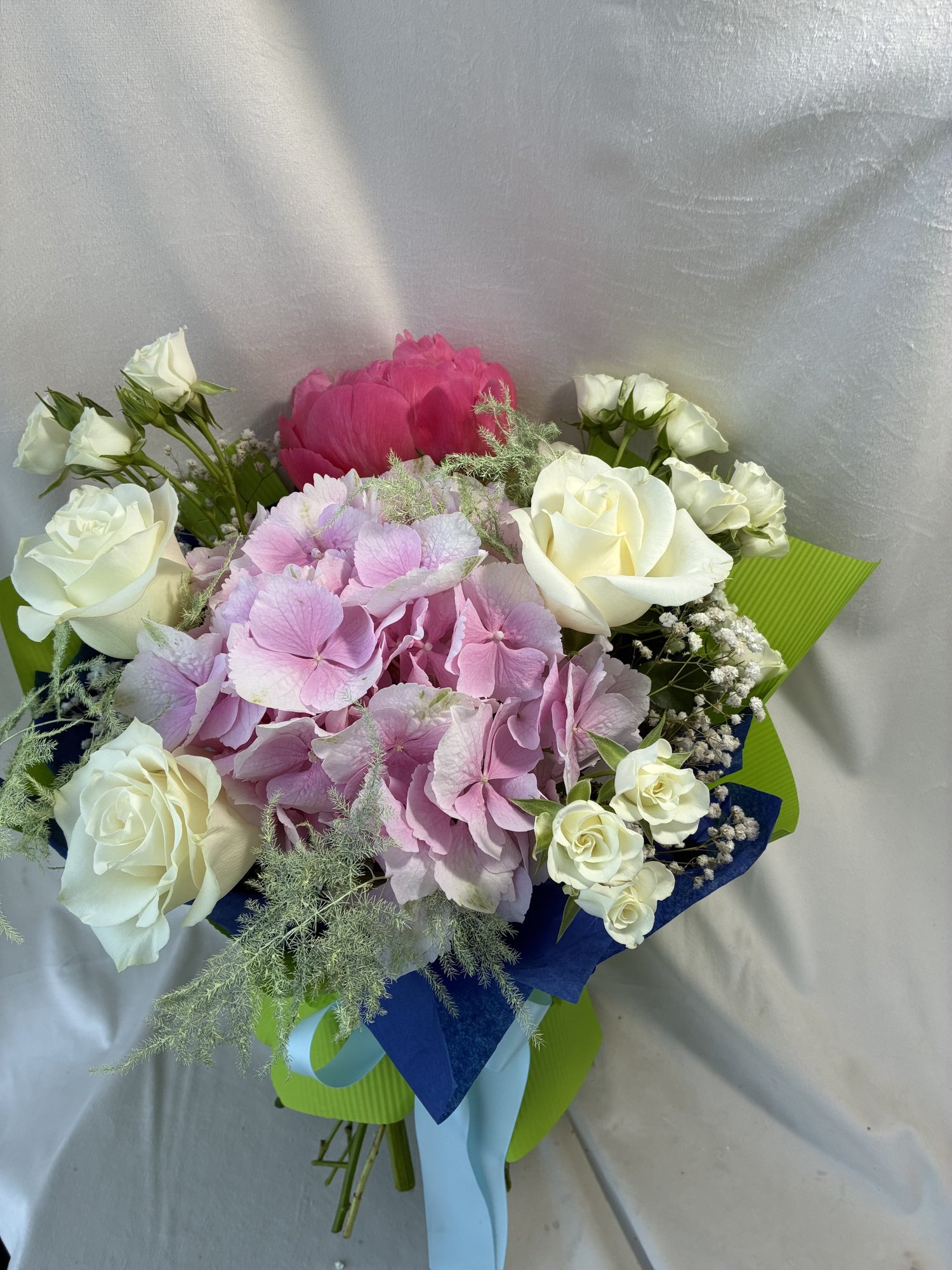 Pink Coral Dream – Buchet premium cu hortensie roz, bujor coral și trandafiri albi eleganți - Imagine 3