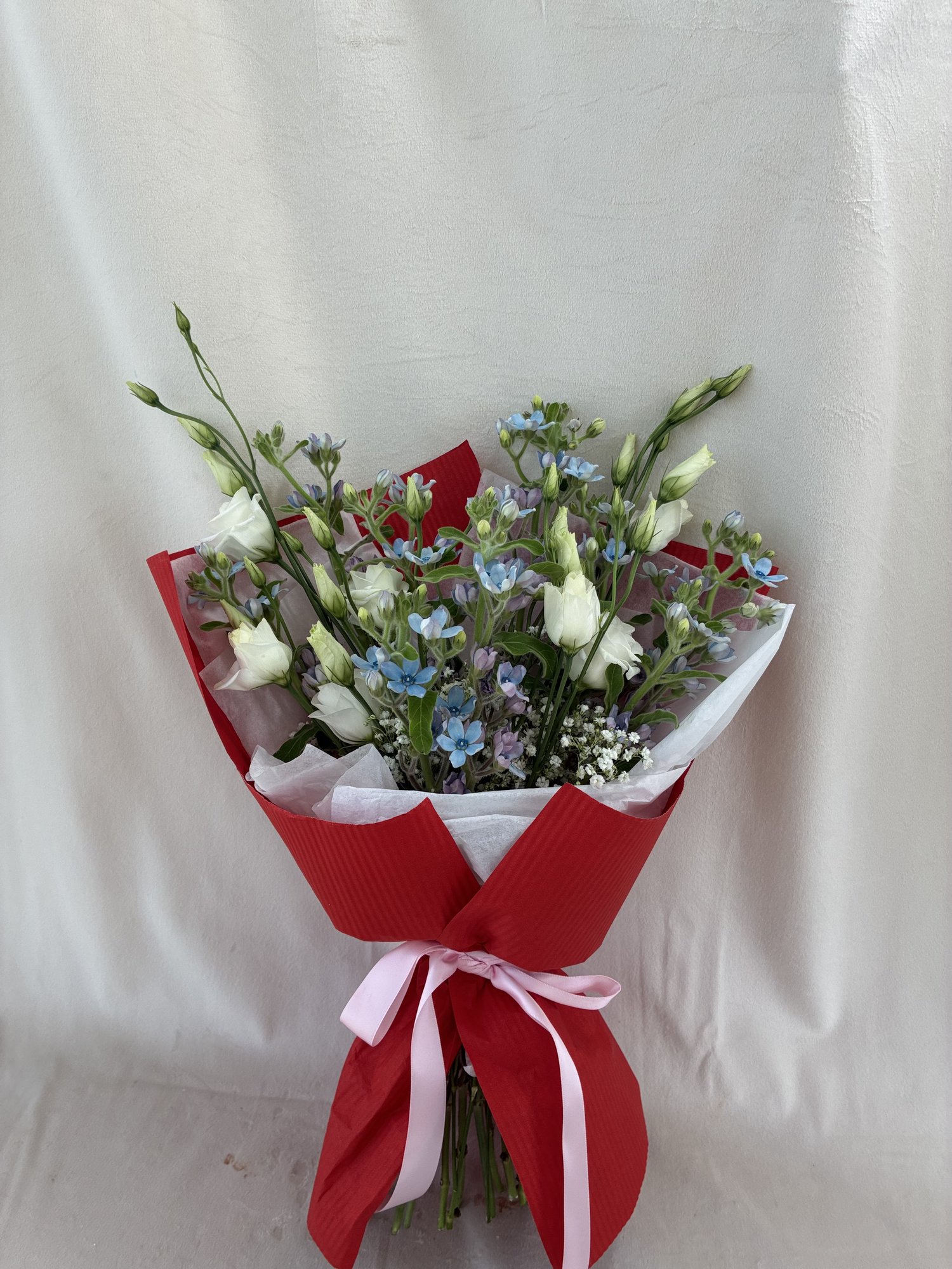 Blue Whisper – Buchet delicat cu eustoma albă, oxypetalum albastru și accente fine de gypsophila