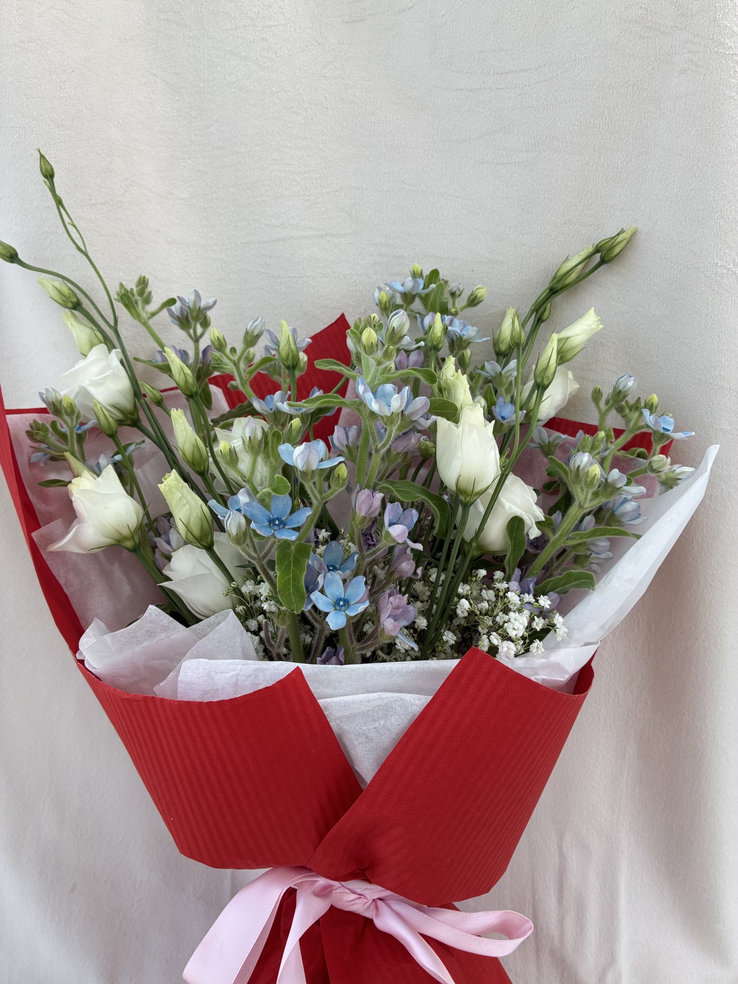 Blue Whisper – Buchet delicat cu eustoma albă, oxypetalum albastru și accente fine de gypsophila - Imagine 2