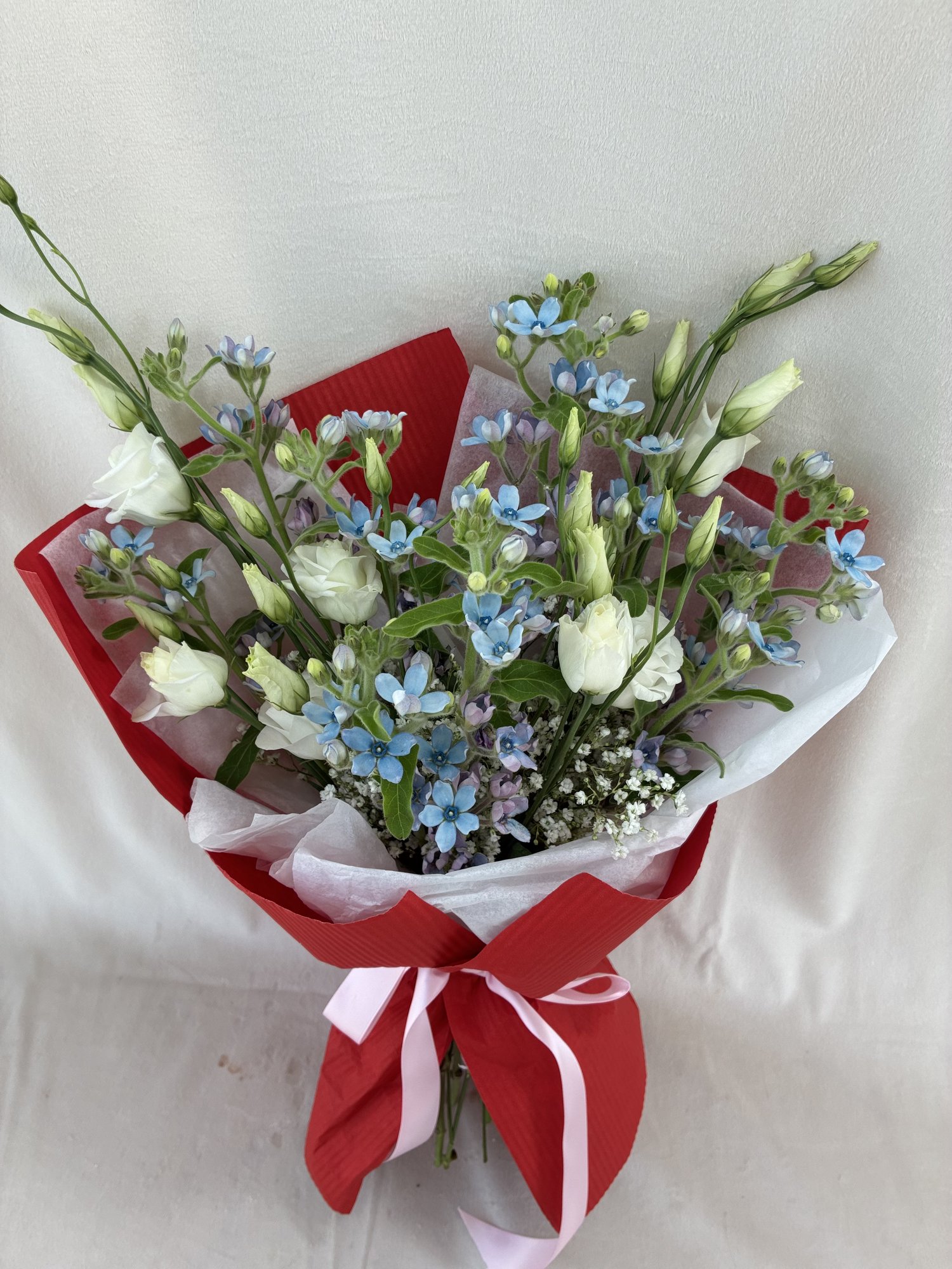 Blue Whisper – Buchet delicat cu eustoma albă, oxypetalum albastru și accente fine de gypsophila - Imagine 3