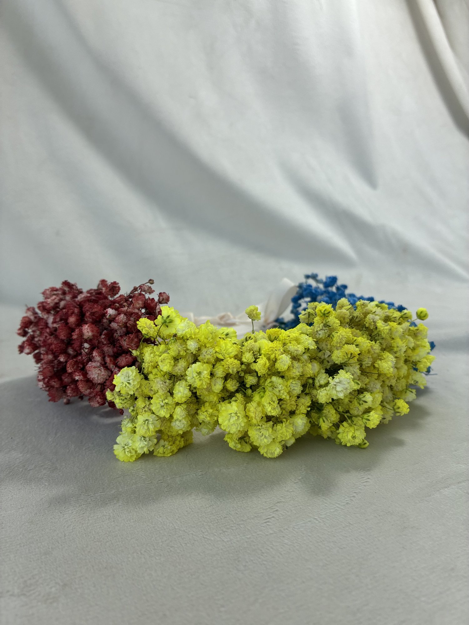 Rainbow Whisper – Coroniță delicată din gypsophila multicoloră, uscată și stabilizată - Imagine 2