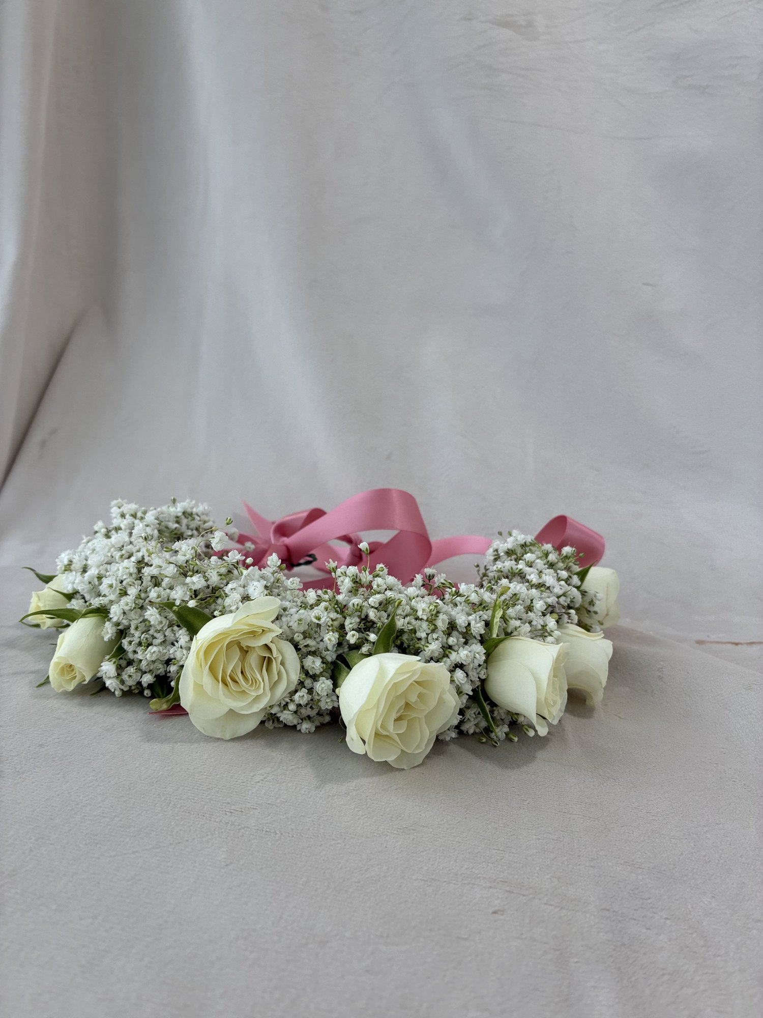 Snow Kiss – Coroniță elegantă cu gypsophila și miniroze albe