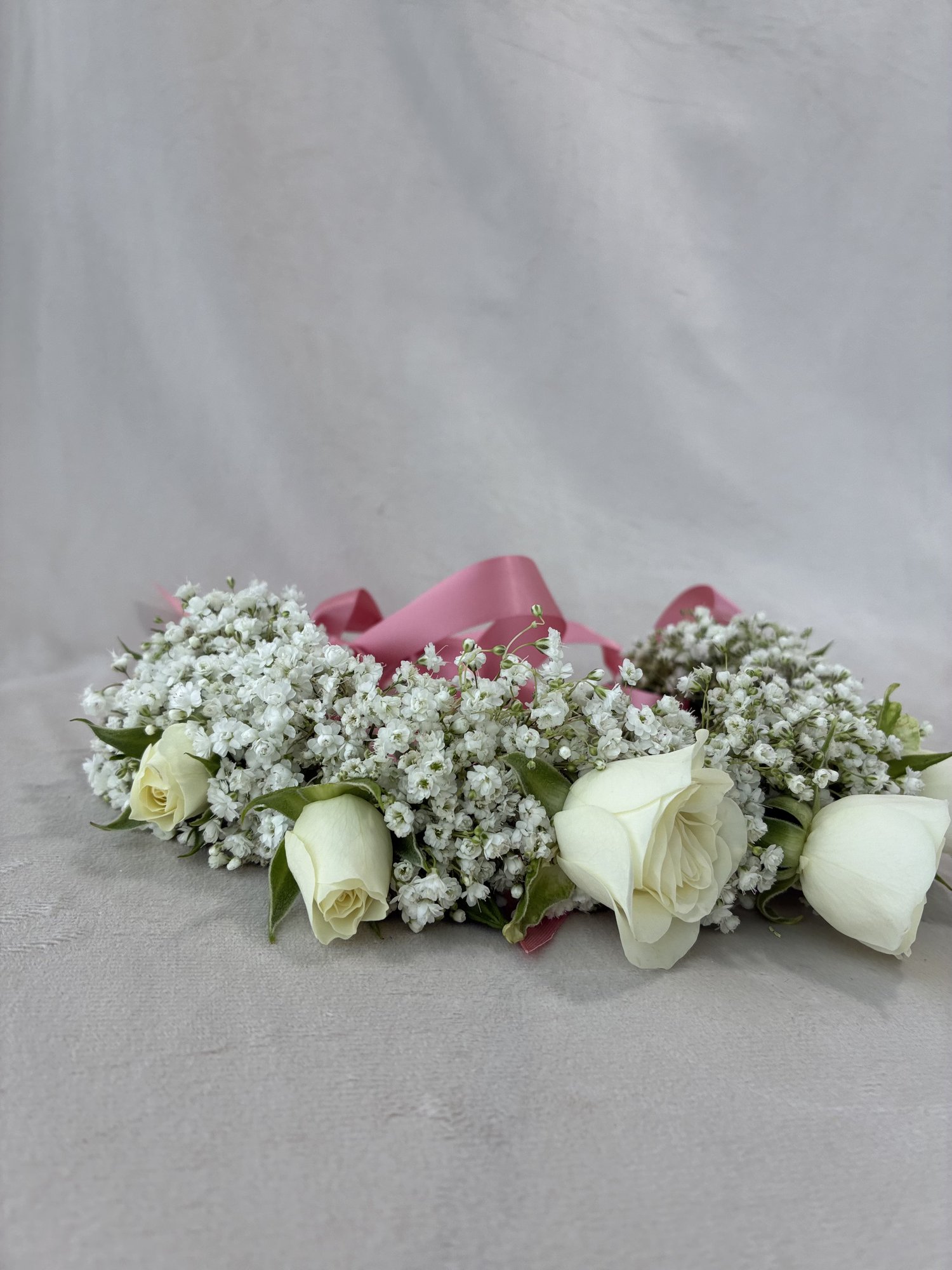 Snow Kiss – Coroniță elegantă cu gypsophila și miniroze albe - Imagine 2